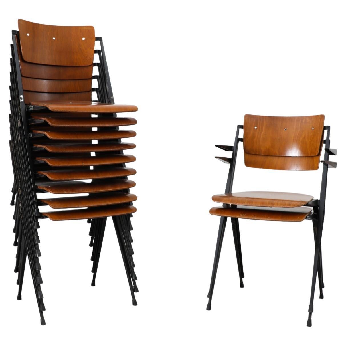 Ensemble de 10 chaises empilables Pyramid de Wim Rietveld en teck avec pieds émaillés noirs en vente