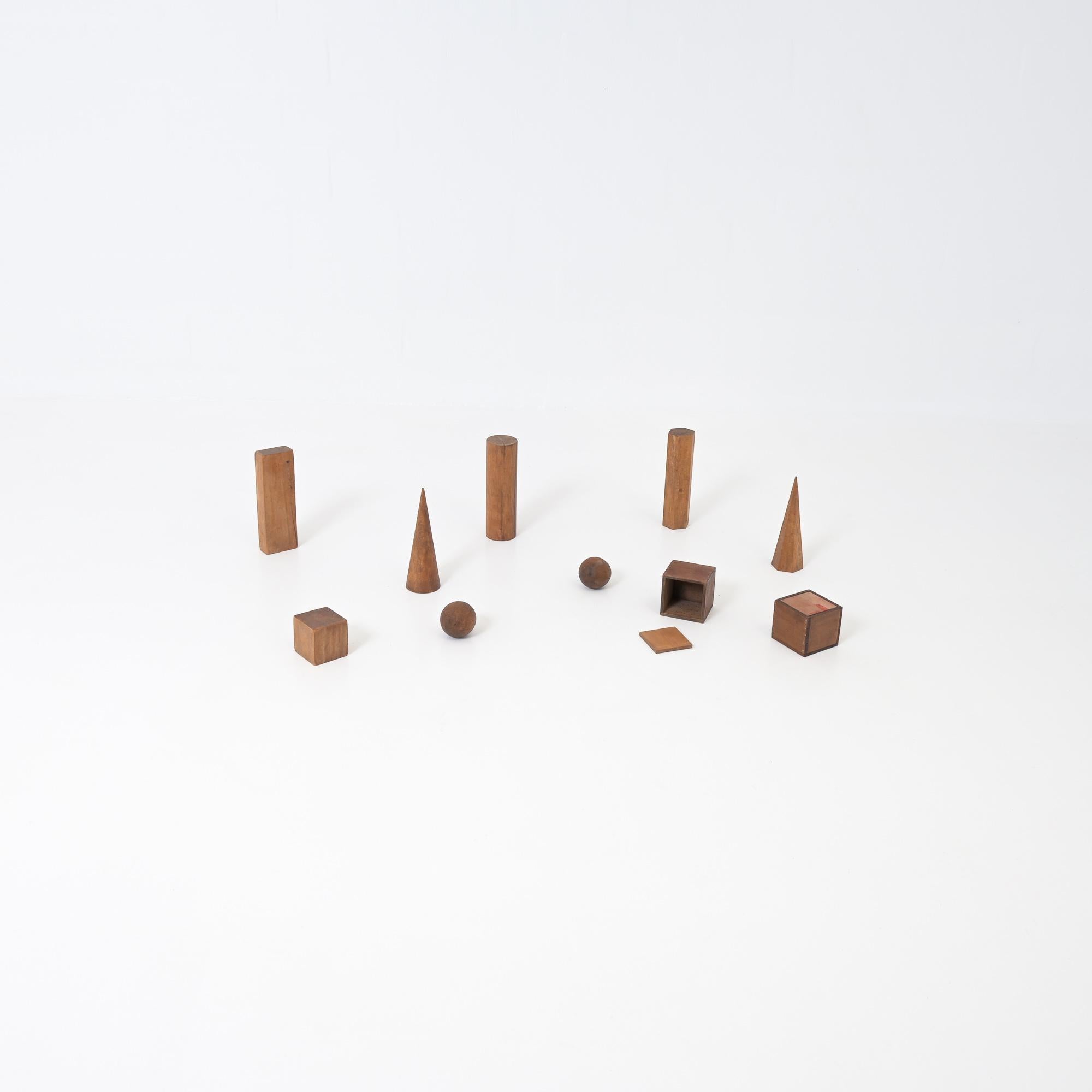 Questo simpatico set di 10 modelli geometrici in legno sono originali degli anni '40. Vengono utilizzati per aiutare artisti e studenti a rendere la prospettiva, la luce, il volume e le ombre. Sono stati utilizzati a scuola negli anni '40 e