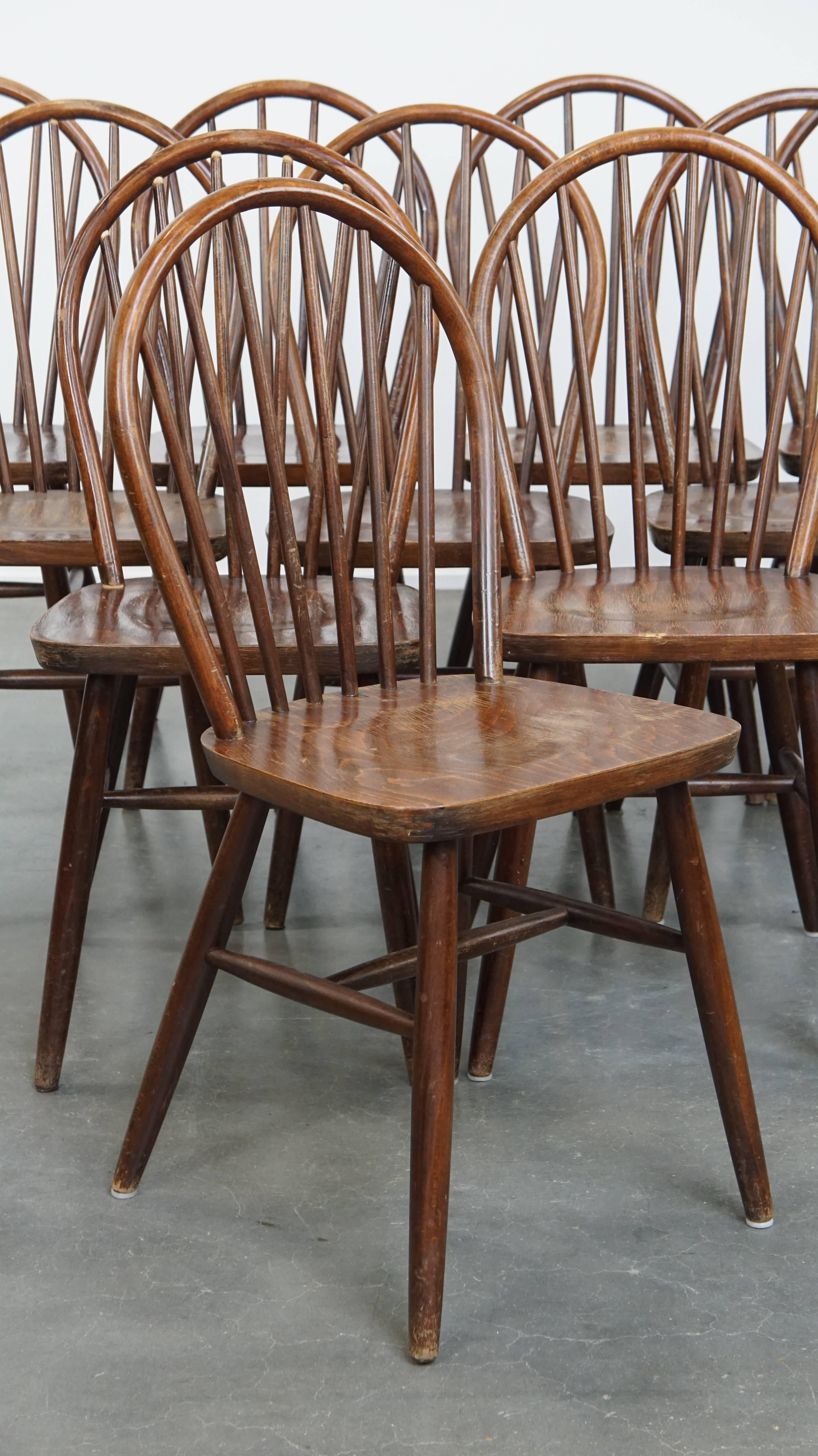 Set di 10 sedie da bar Windsor in legno degli anni '70 in stile inglese in vendita 4