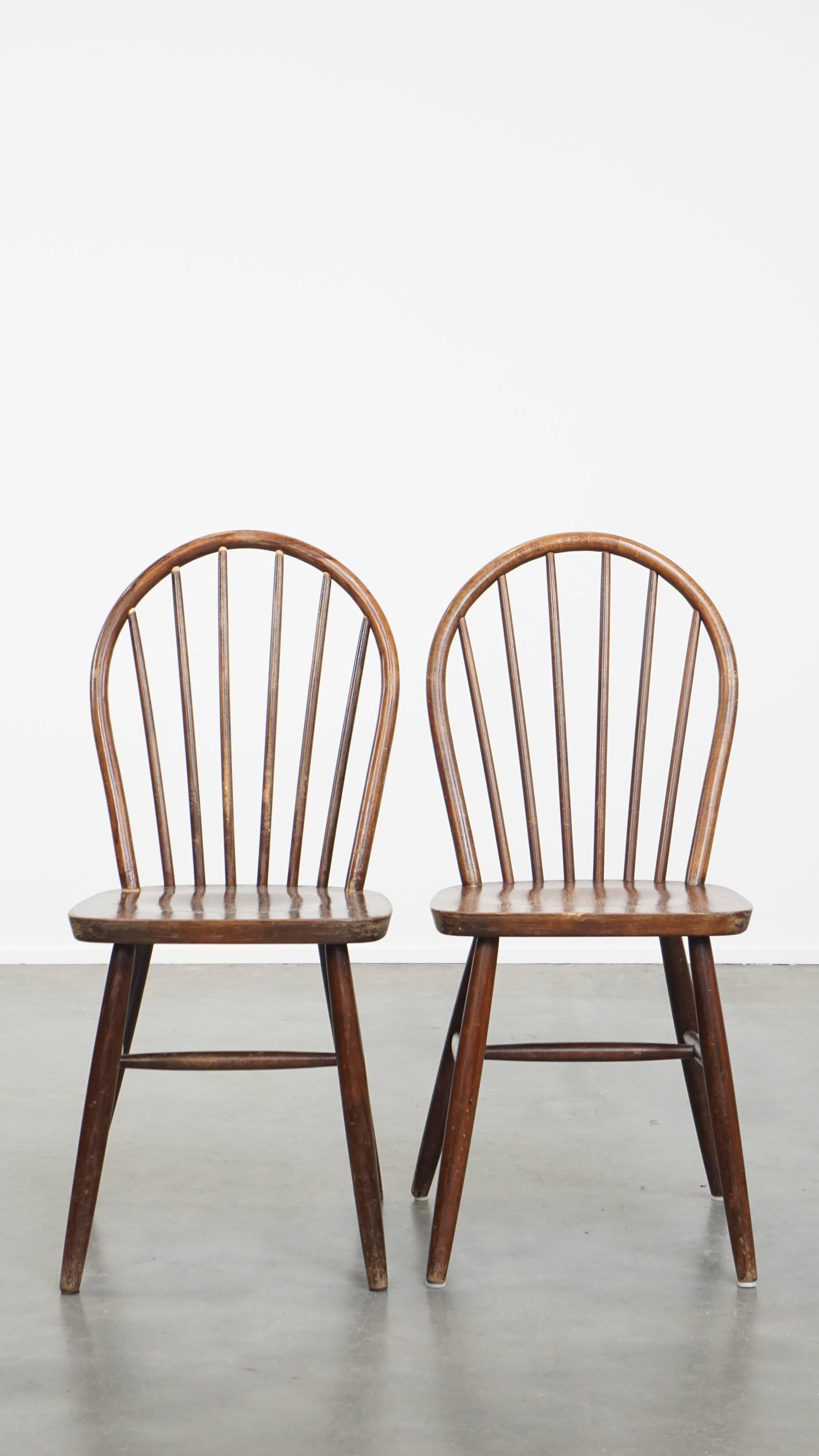 In offerta questo set di 10 sedie a doghe Windsor vintage in legno degli anni '70 in stile inglese.

Queste fantastiche sedie a doghe in legno vintage degli anni '70 in stile inglese non sono solo adatte all'ambiente domestico, ma anche al settore
