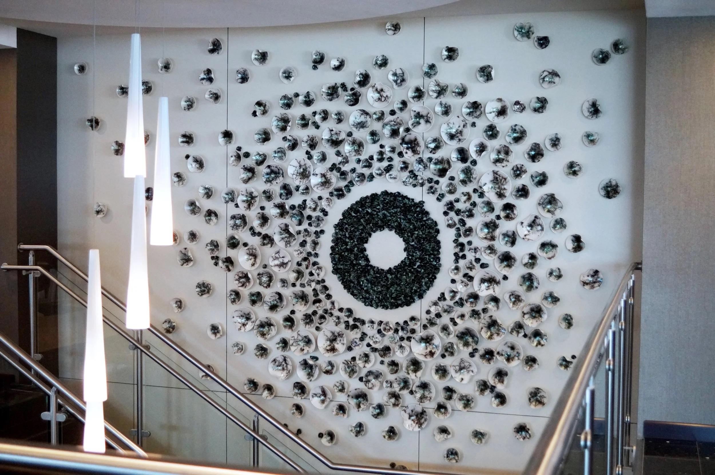 Set di 1000 sculture da parete Raku in porcellana verde di Natalya Sevastyanova
Dimensioni: D. 365 x L. 365 x H. 300 cm.
Materiali: Porcellana.

Con sede, produzione e spedizione negli Stati Uniti. Disponibile in quattro diverse opzioni di colore: