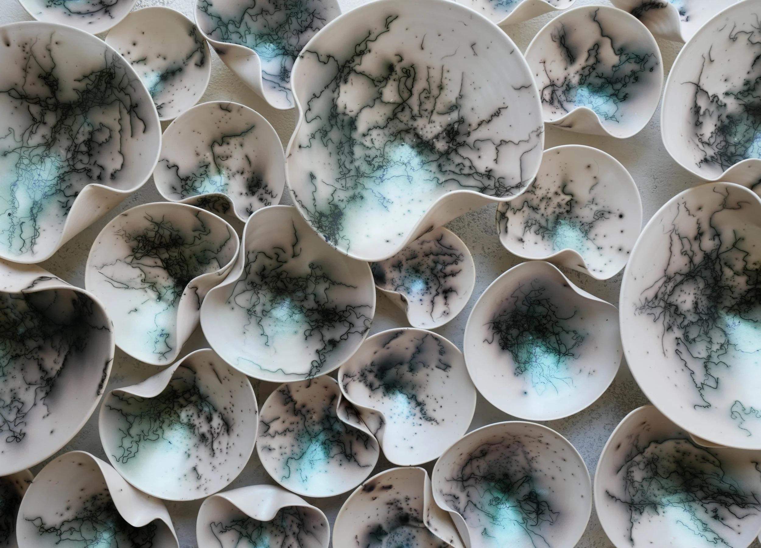 Moderno Set di 1000 sculture da parete Raku in porcellana verde di Natalya Sevastyanova in vendita