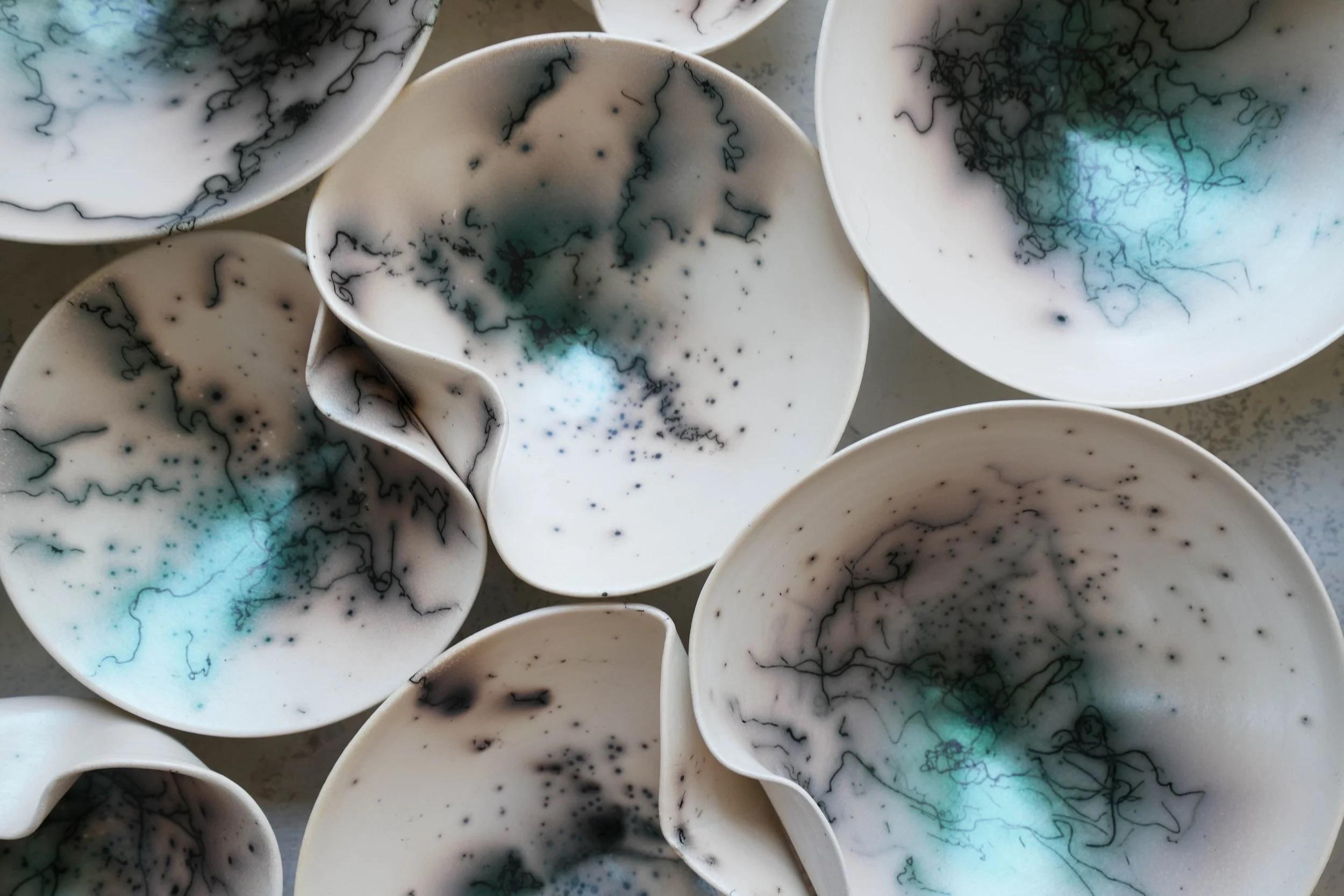 Americano Set di 1000 sculture da parete Raku in porcellana verde di Natalya Sevastyanova in vendita