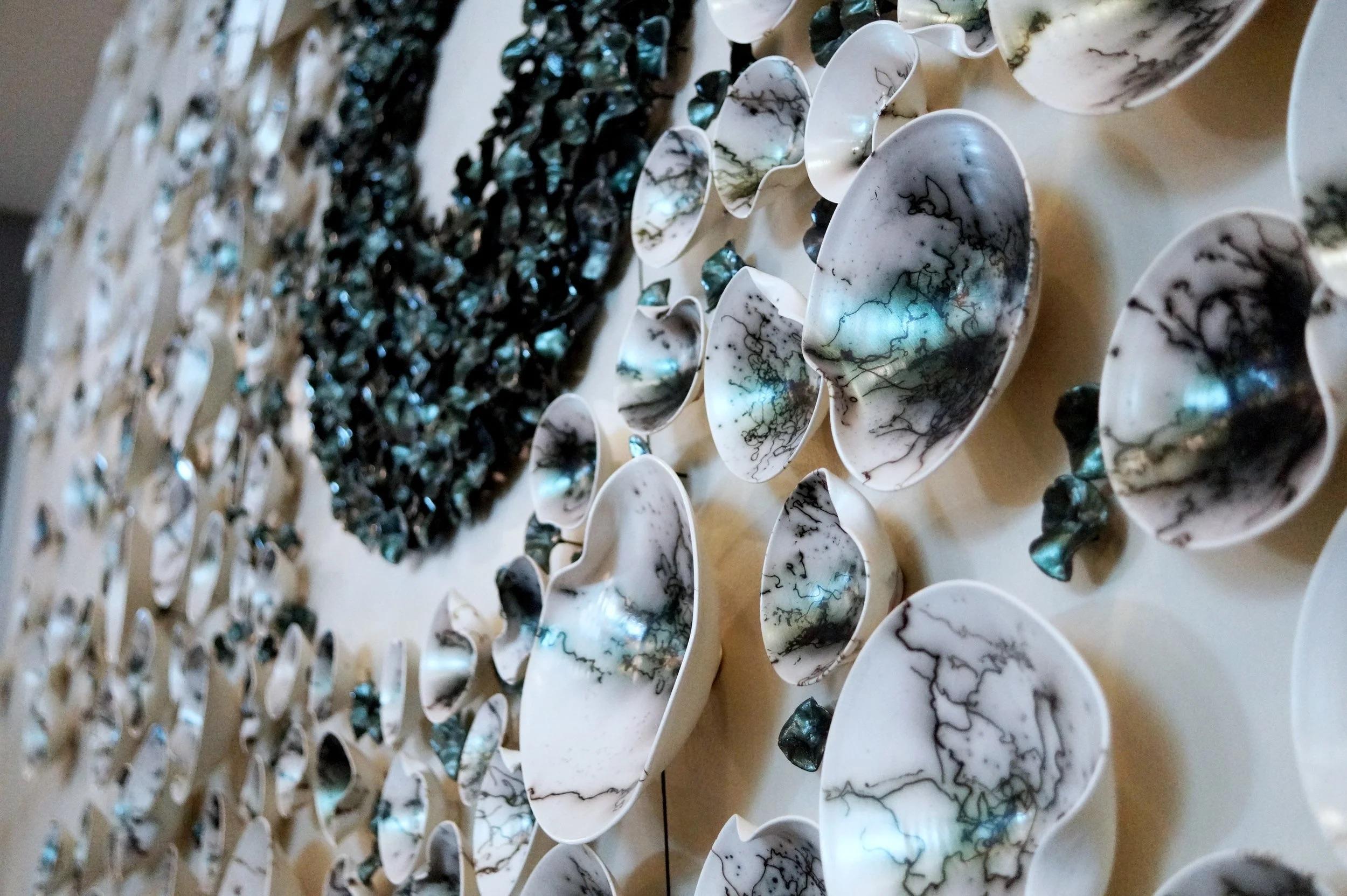 Set di 1000 sculture da parete Raku in porcellana verde di Natalya Sevastyanova In condizioni Nuovo in vendita a Geneve, CH