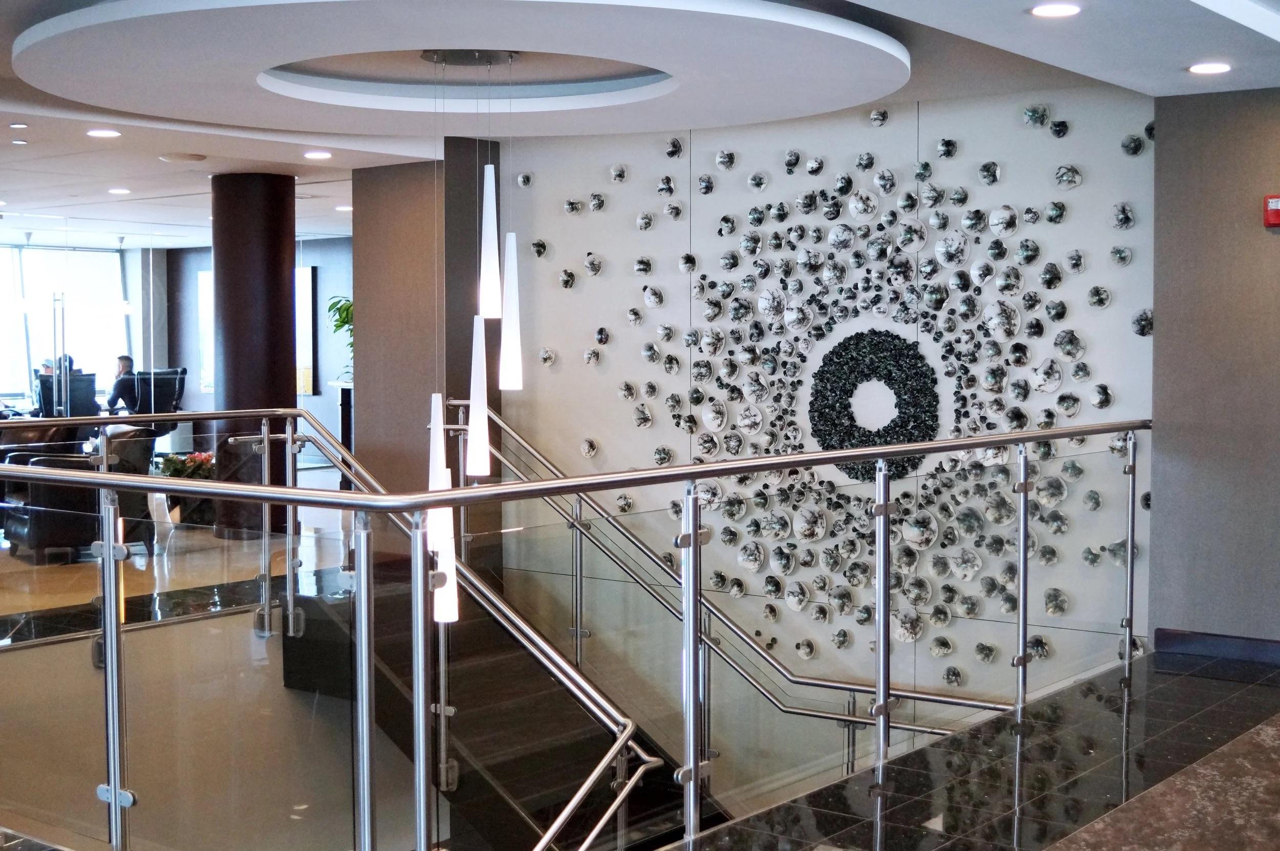 XXI secolo e contemporaneo Set di 1000 sculture da parete Raku in porcellana verde di Natalya Sevastyanova in vendita