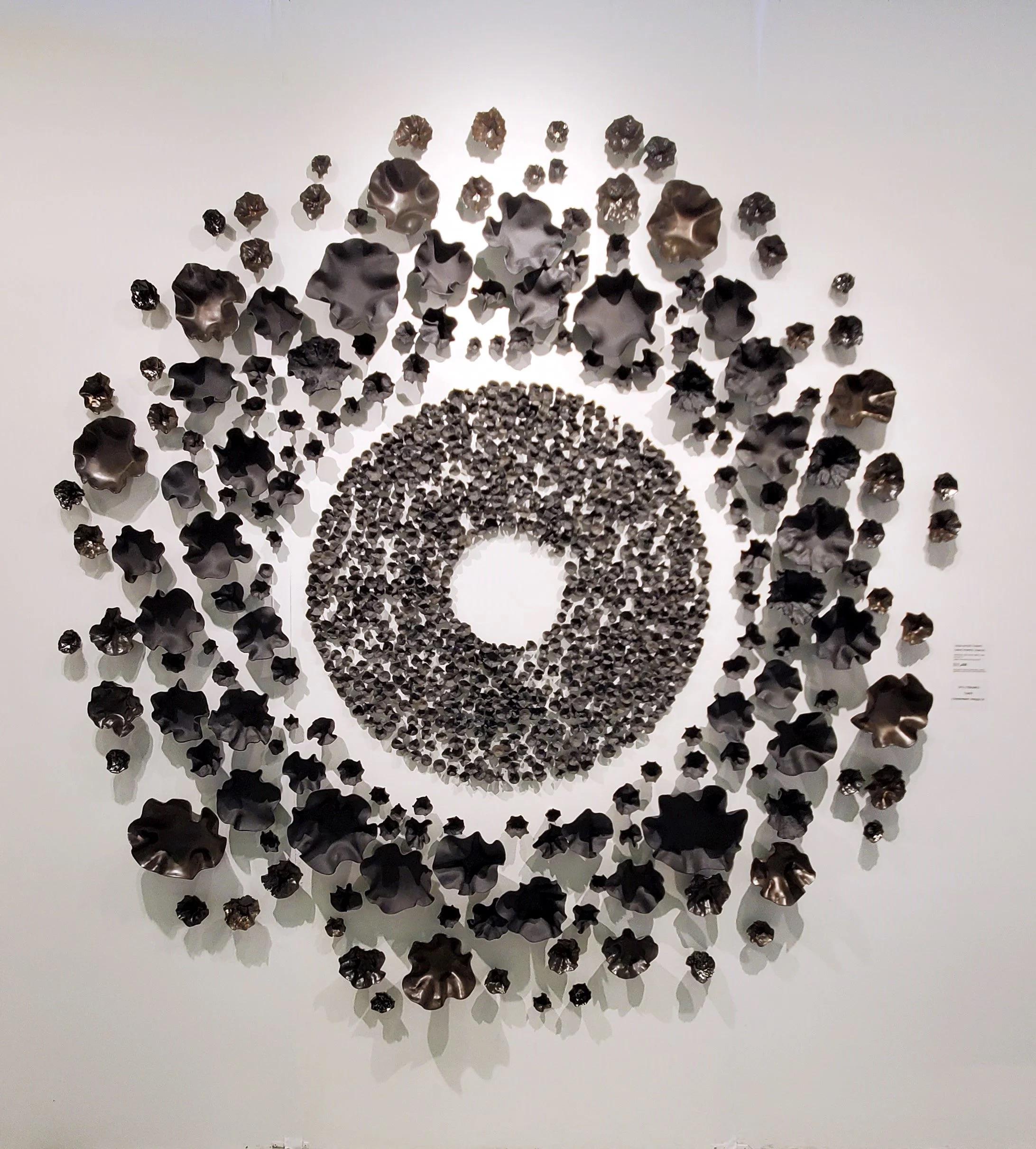 Set di 95 sculture da parete in porcellana con finitura platino di Natalya Sevastyanova
Dimensioni: Ø 245 x H. 245 cm.
Materiali: Porcellana.

Con sede, produzione e spedizione negli Stati Uniti. Disponibile in quattro diverse opzioni di colore: