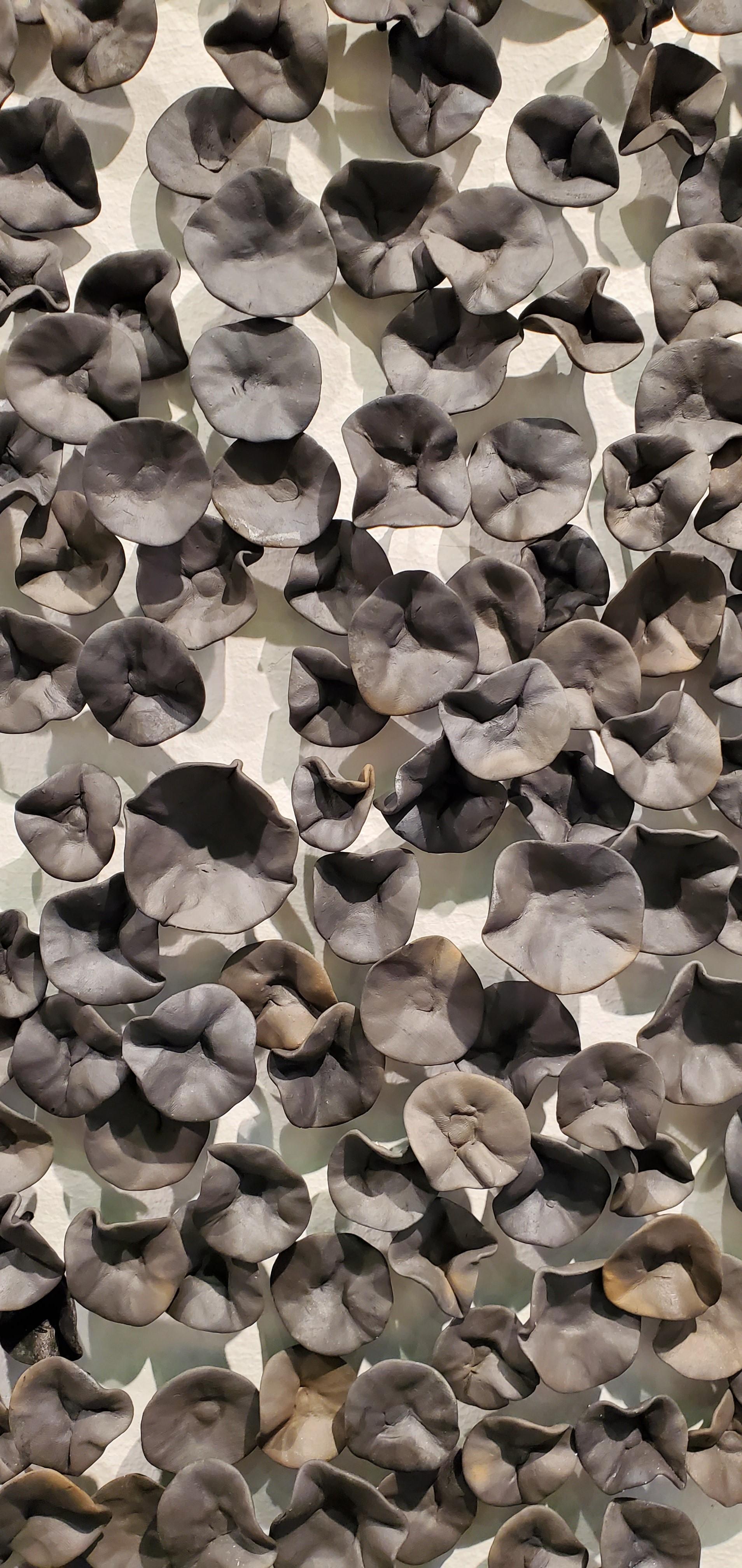 Moderno Set di 1000 sculture da parete in porcellana nera e bronzo di Natalya Sevastyanova in vendita