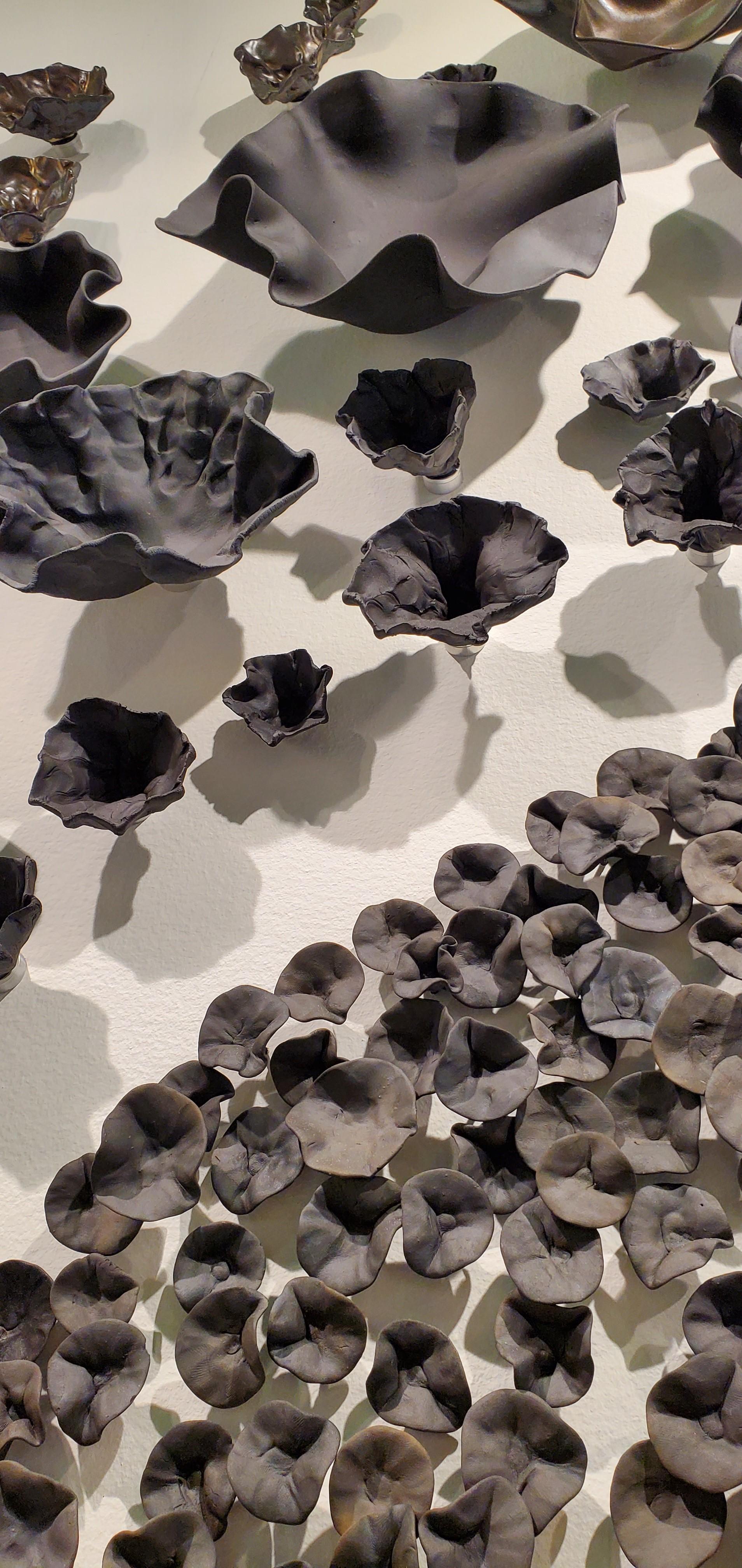 Americano Set di 1000 sculture da parete in porcellana nera e bronzo di Natalya Sevastyanova in vendita