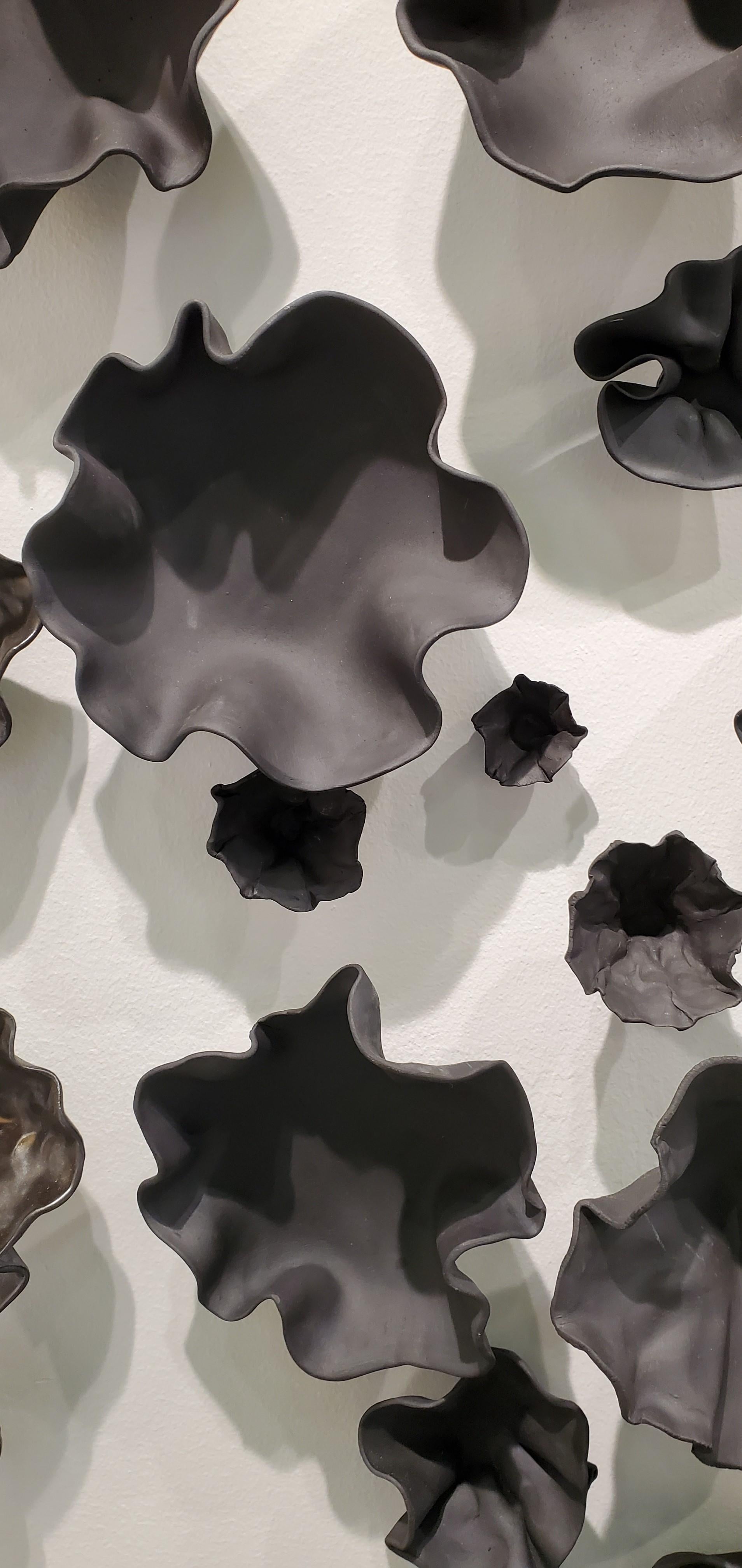 Altro Set di 1000 sculture da parete in porcellana nera e bronzo di Natalya Sevastyanova in vendita