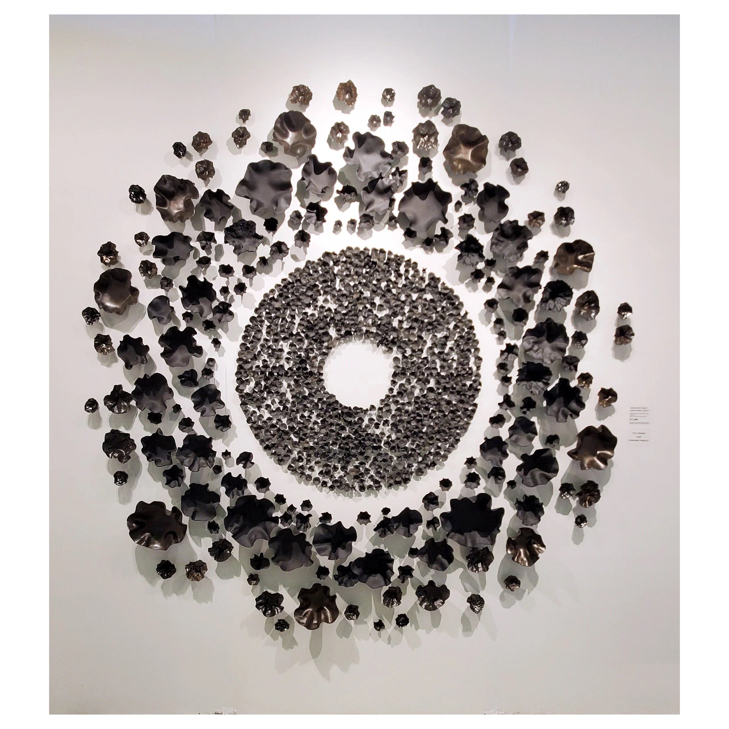 Set di 1000 sculture da parete in porcellana nera e bronzo di Natalya Sevastyanova