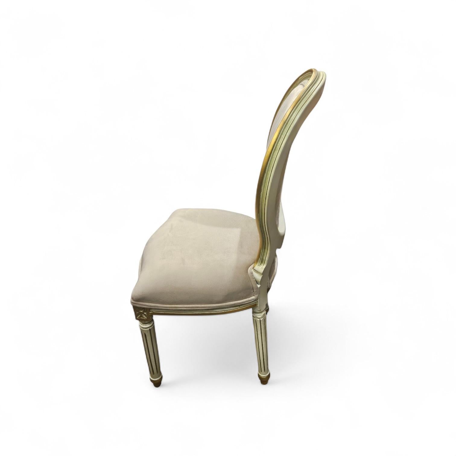 Magnifique ensemble de 12 chaises de salle à manger à dossier ovale de style Louis XV
Crème et dorure
et velours clair tapisserie d'ameublement 