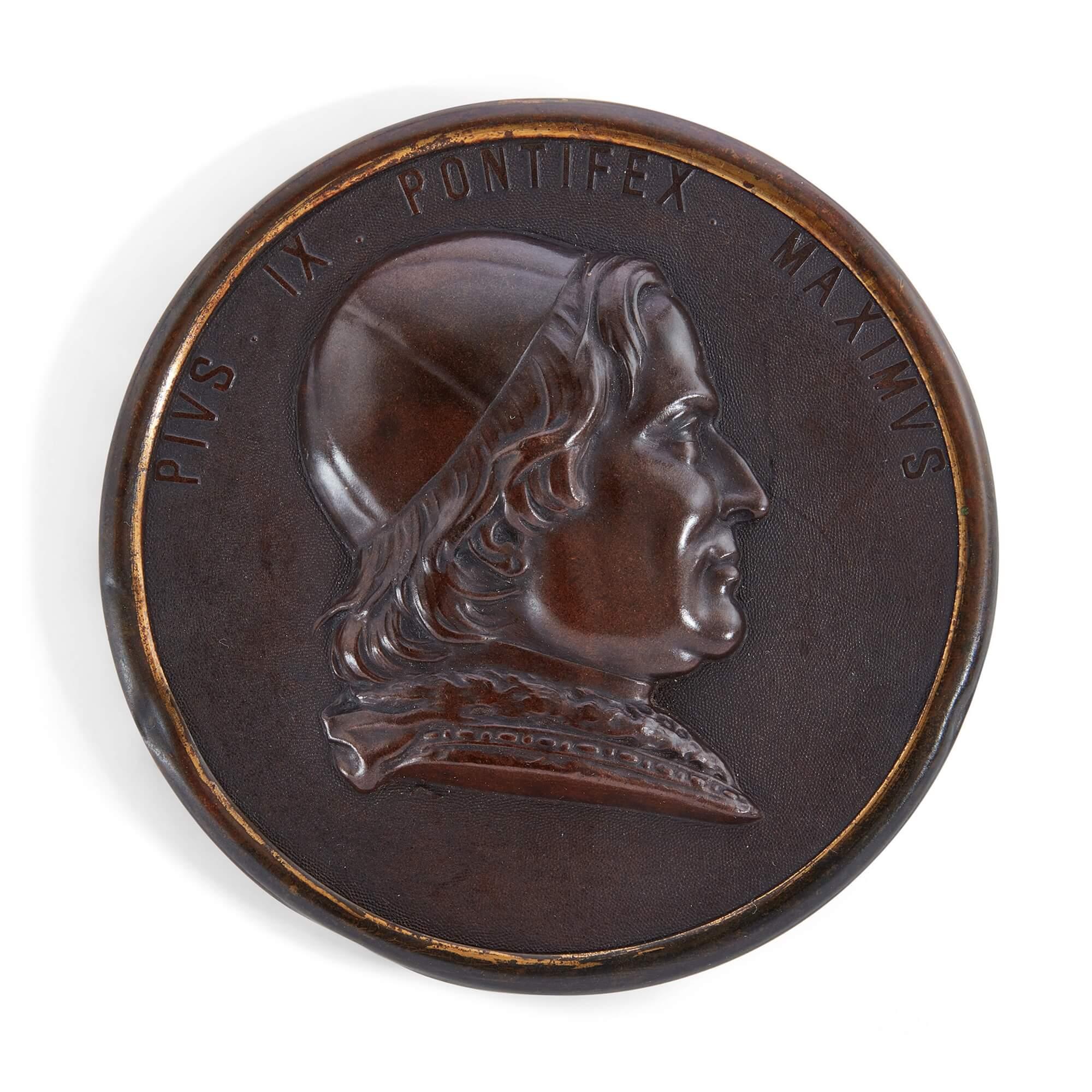 Ensemble de 11 rondelles de portrait de Bois Durci du 19ème siècle en vente 5