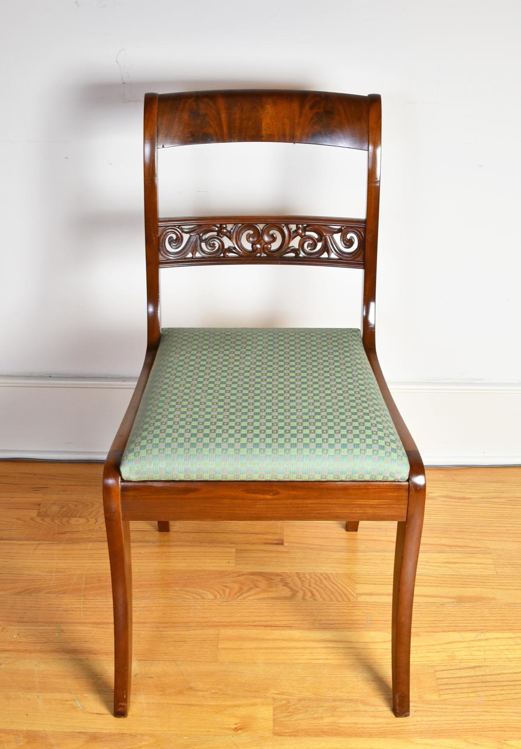 Set of 11 Antique Dining Chairs with 9 Sides & 2 Arms in West Indies Mahogany For Sale 4
