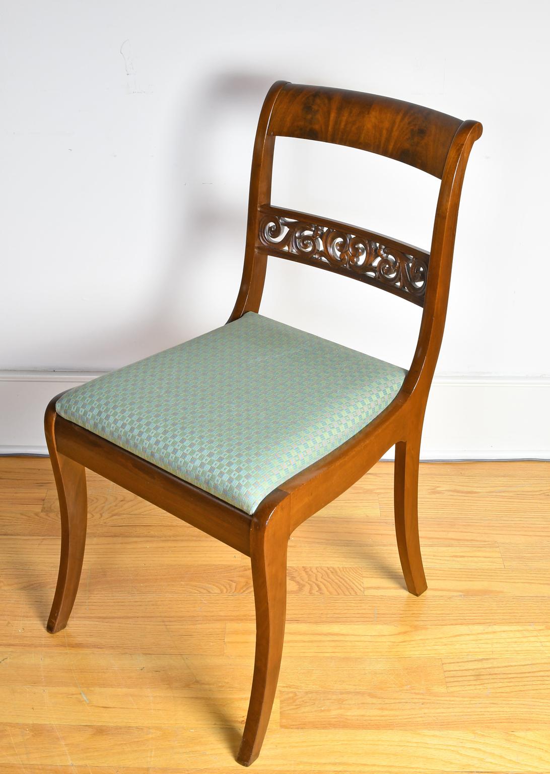 Set of 11 Antique Dining Chairs with 9 Sides & 2 Arms in West Indies Mahogany For Sale 6