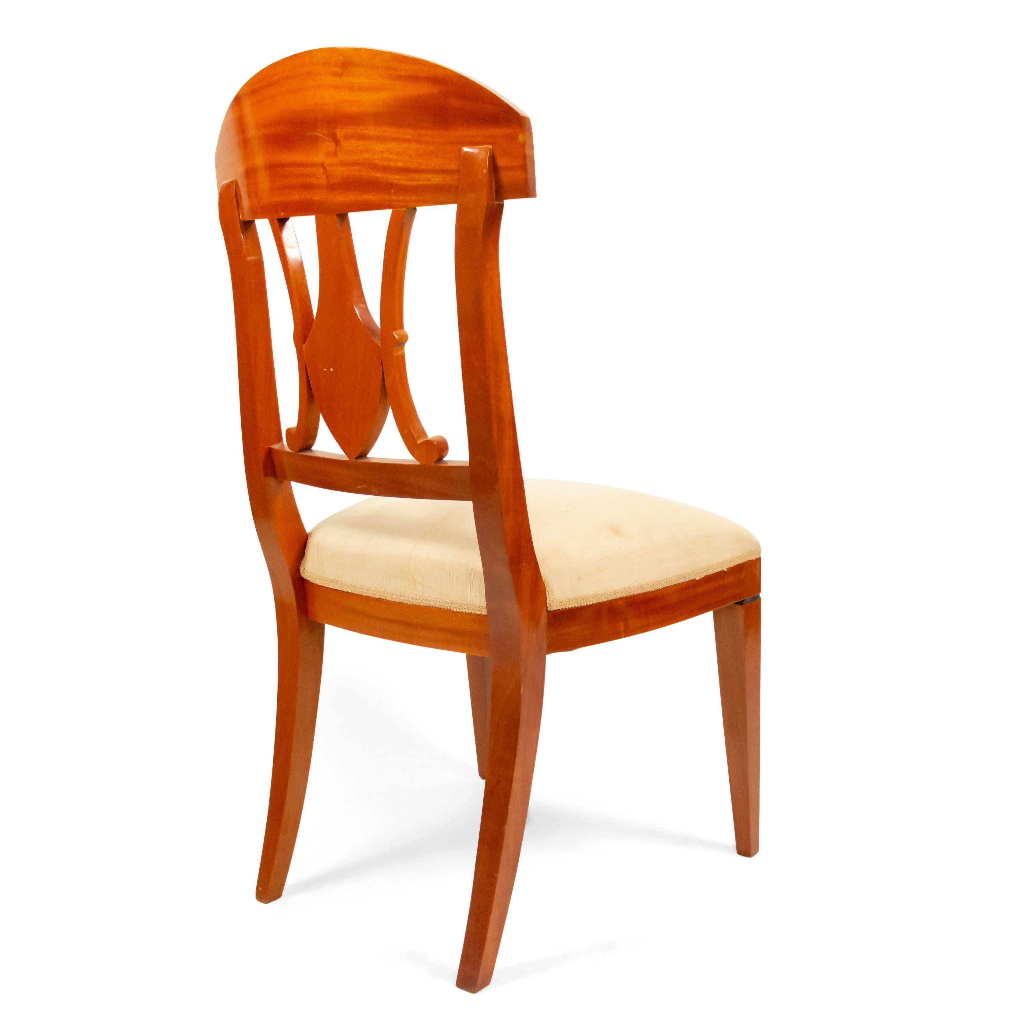 20ième siècle Ensemble de 11 chaises d'appoint Biedermeier en acajou en vente