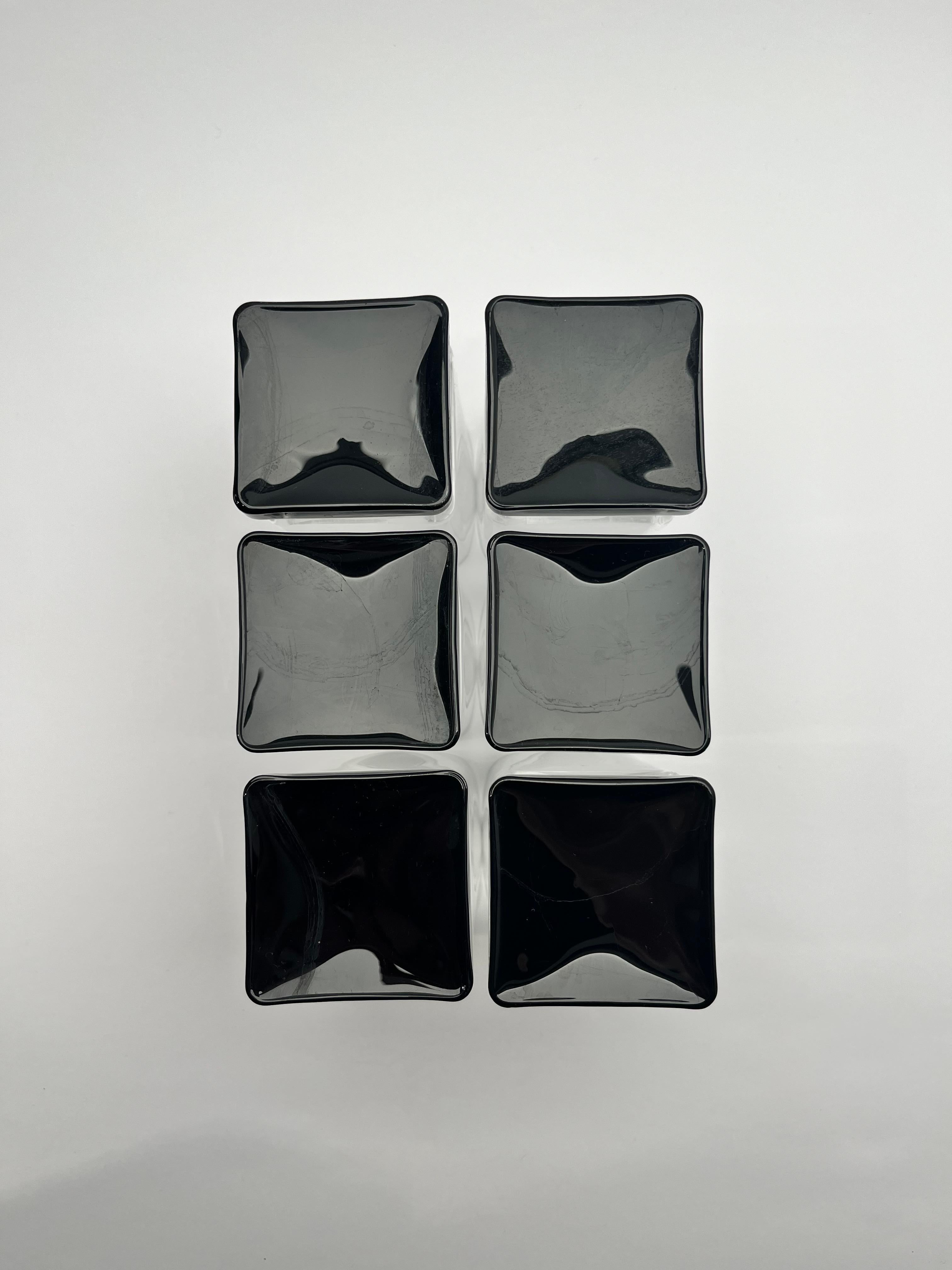 Fine XX secolo Set di 11 bicchieri da cocktail con piede quadrato in vetro nero anni '70 in vendita