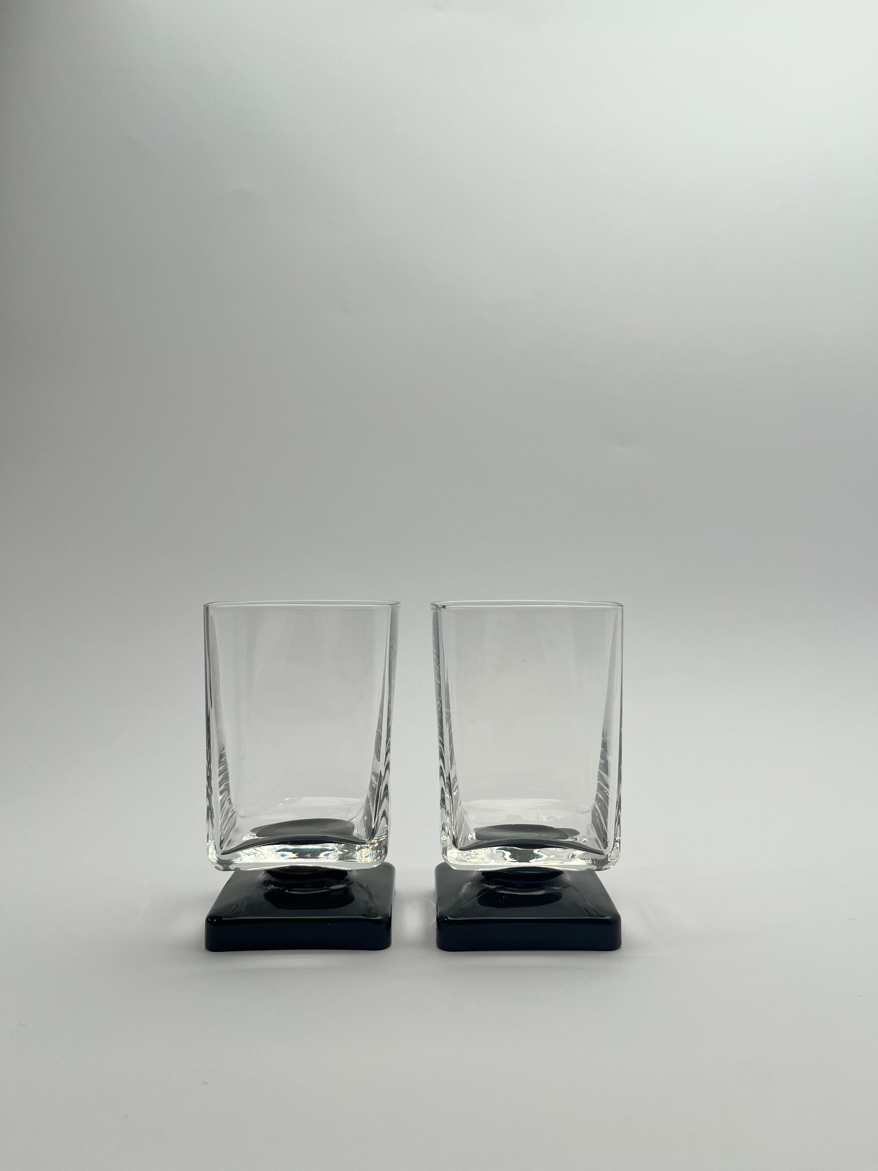 Vetro Set di 11 bicchieri da cocktail con piede quadrato in vetro nero anni '70 in vendita