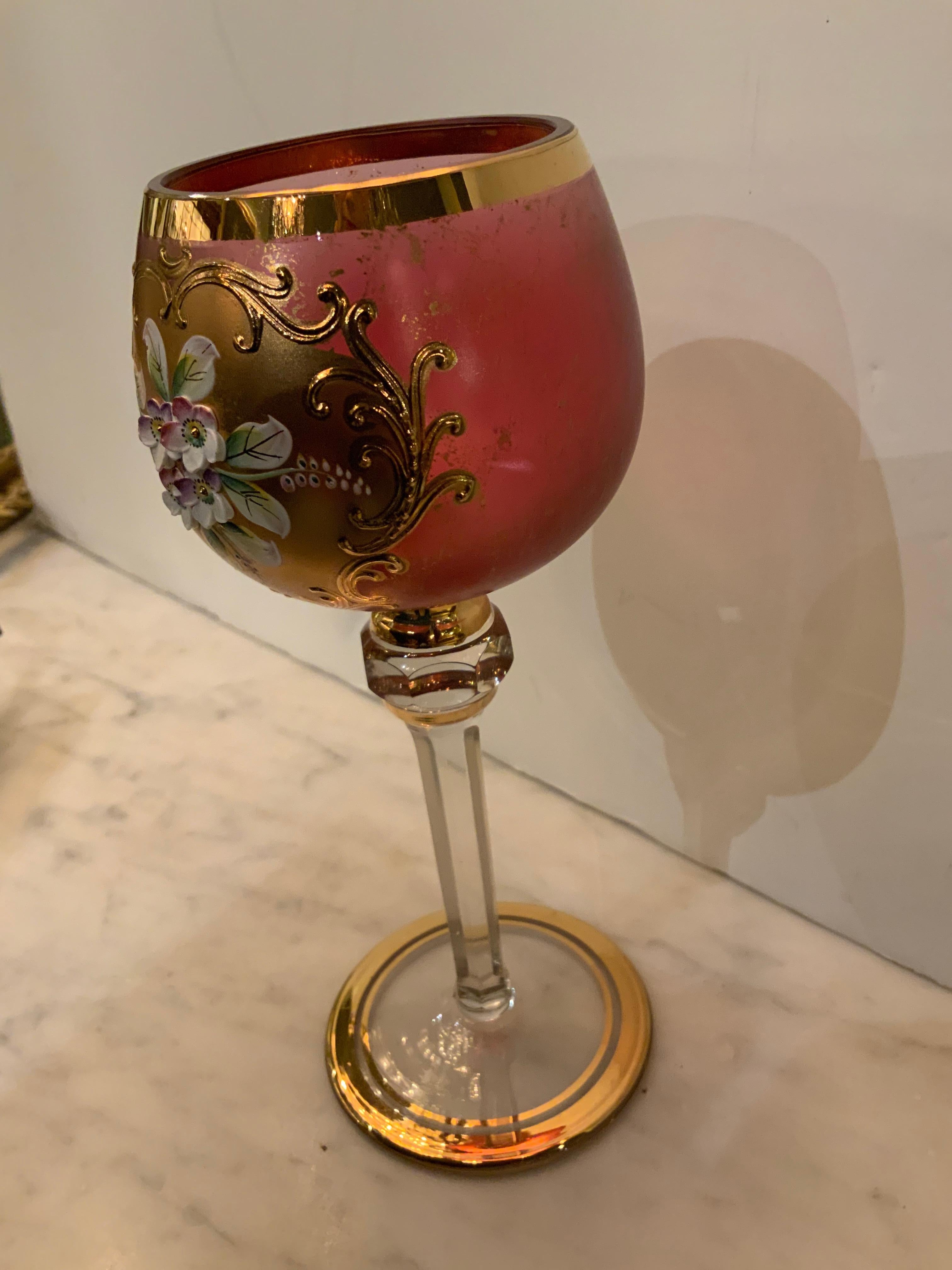 Fije  de 11 Tallos de Vino de Cristal de Bohemia Pintados a Mano en Tono Rosa siglo XX en venta