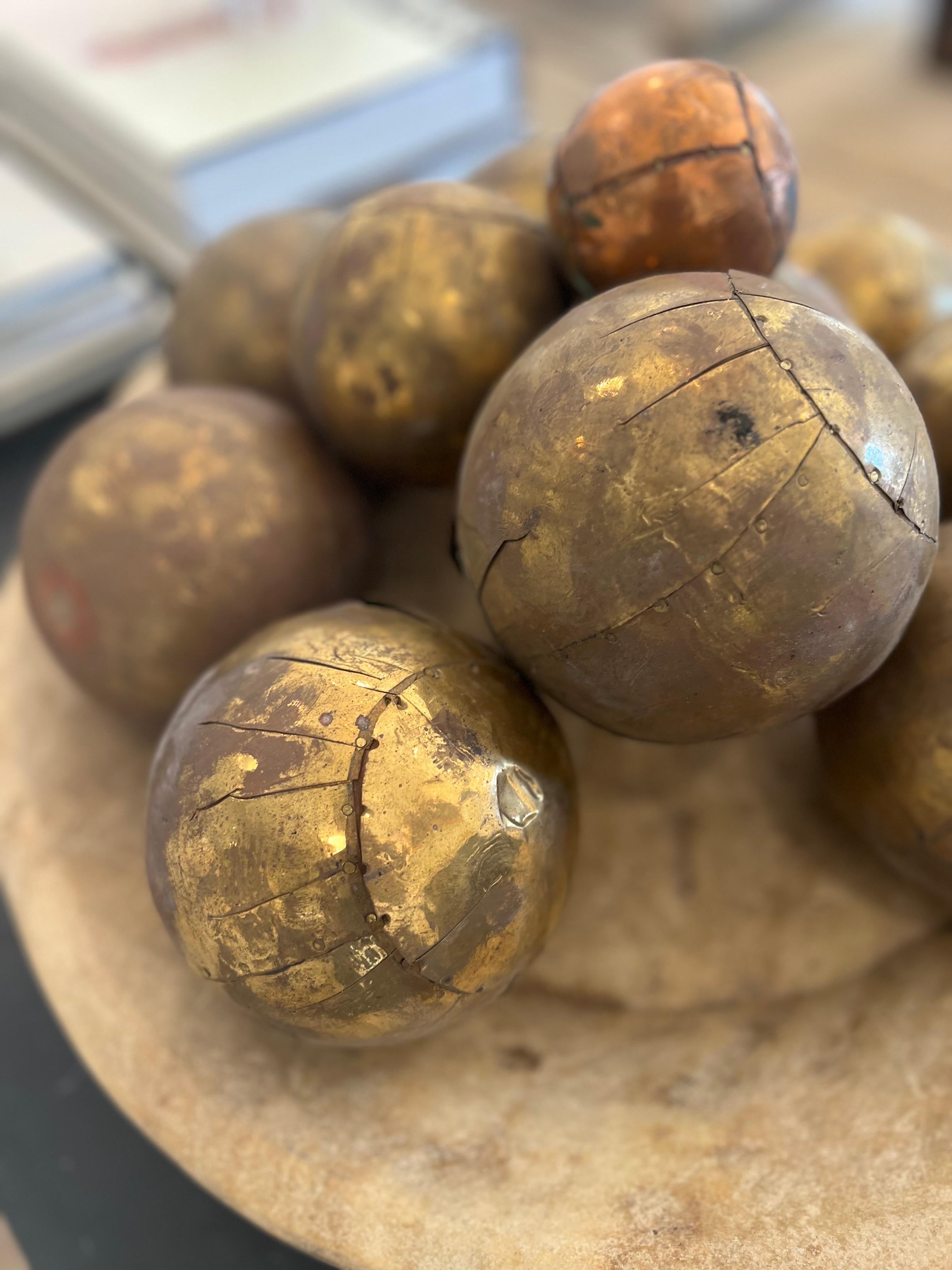 Ensemble de 11 boules de pétanque en cuivre et laiton Bon état - En vente à Los Angeles, CA