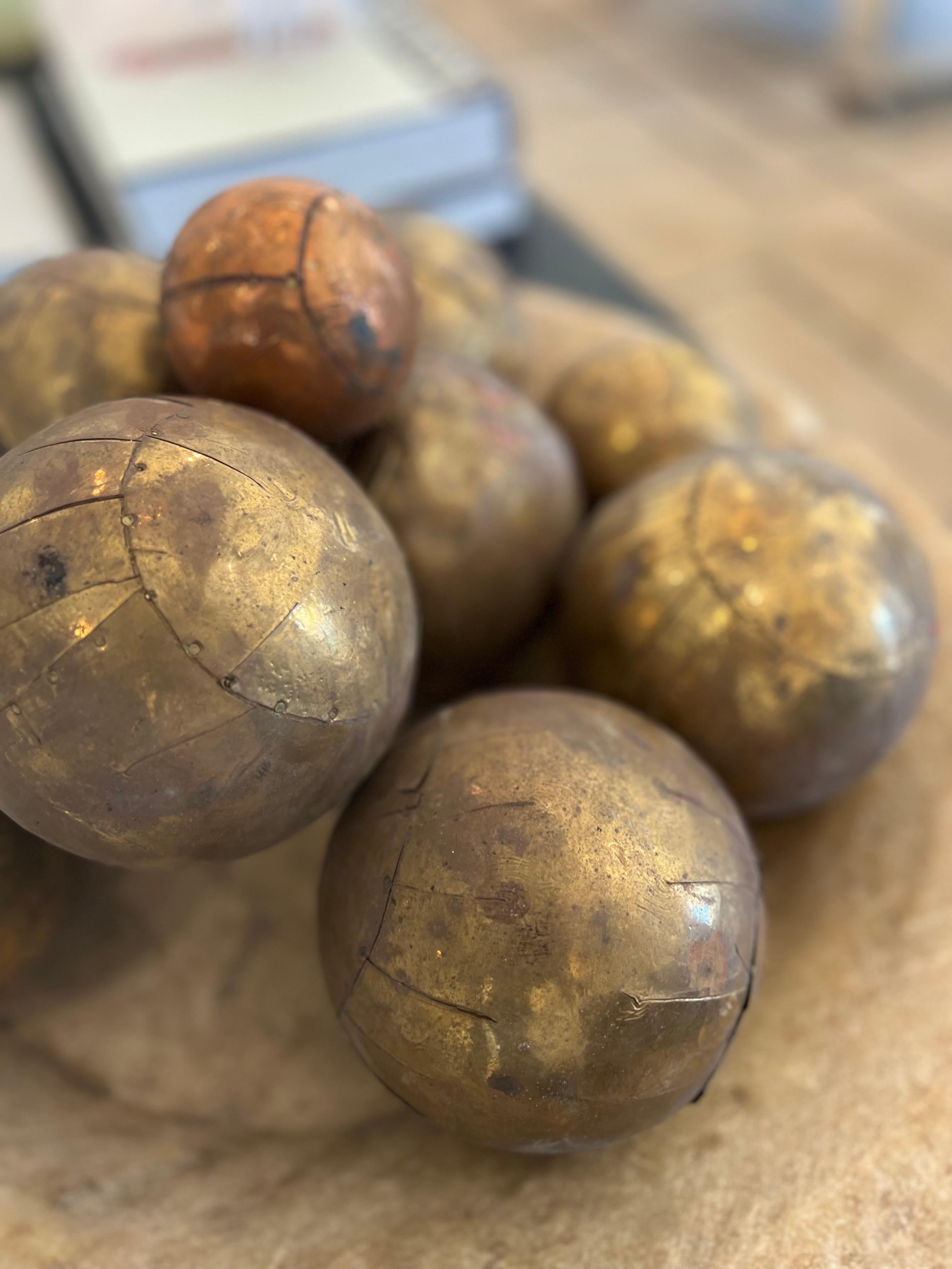 XIXe siècle Ensemble de 11 boules de pétanque en cuivre et laiton en vente