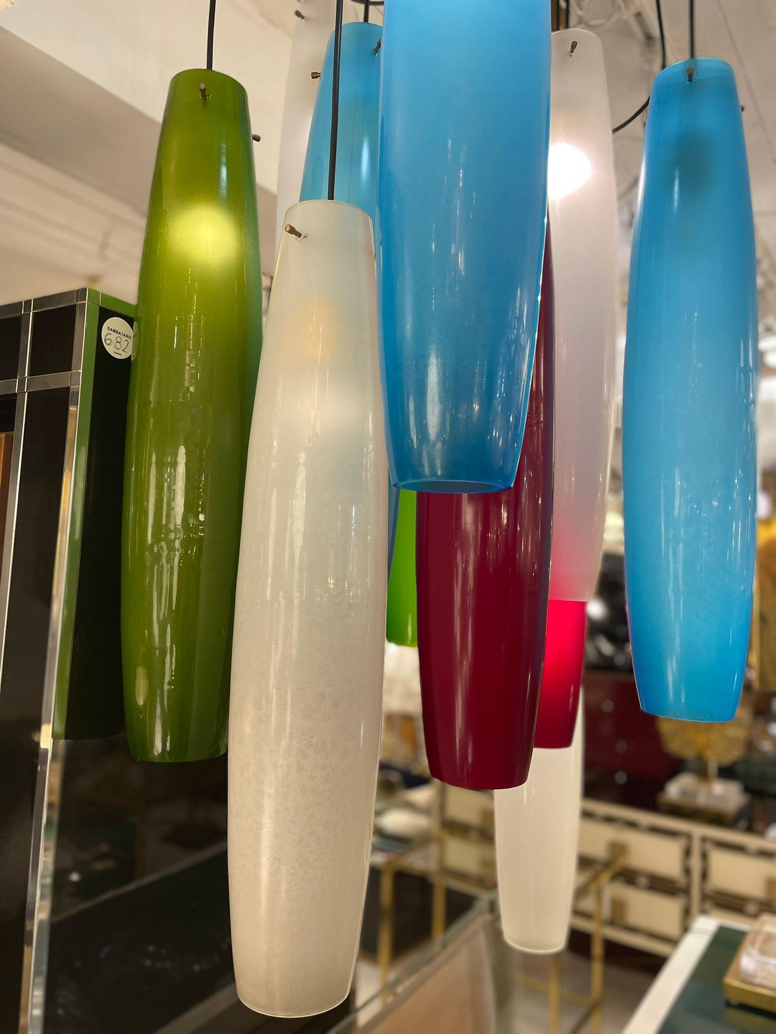 Fabuleuses suspensions de plafond de forme convexe en verre de Murano de différentes couleurs avec 3 points de suspension en laiton, attribuées à Pianon, vers les années 1950.

Les articles peuvent être vendus individuellement. 