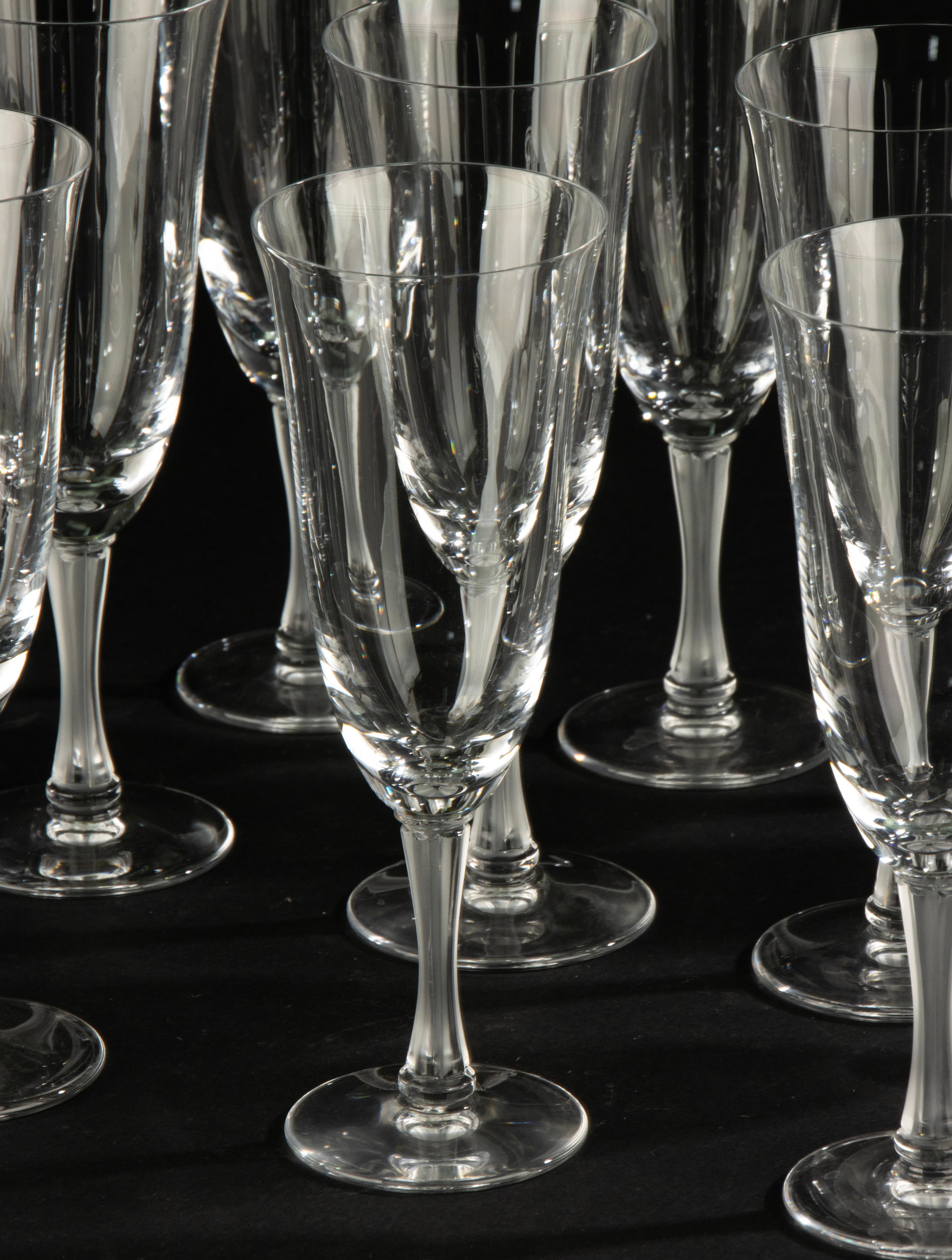 Un bellissimo set di 1 bicchieri da champagne in cristallo, del marchio francese Lalique. Il nome del modello è Barsac.
Il gambo è splendidamente satinato e finemente modellato. Calici larghi e sporgenti. Bellissimo cristallo raffinato di qualità.
