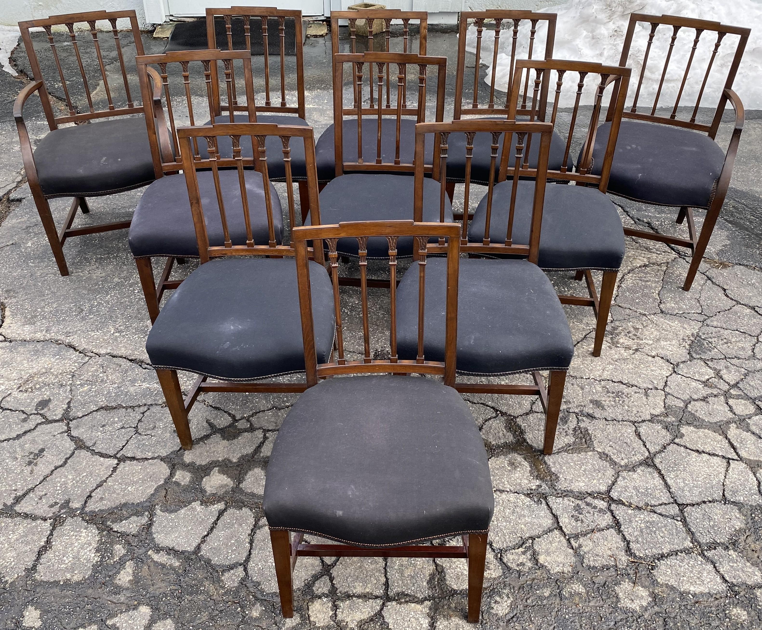 Ensemble de onze chaises de salle à manger à dossier carré en acajou de style Feder, comprenant deux fauteuils et neuf chaises d'appoint. Chaque chaise est dotée d'un dossier délicatement sculpté, d'un châssis en forme de H et d'une assise tapissée