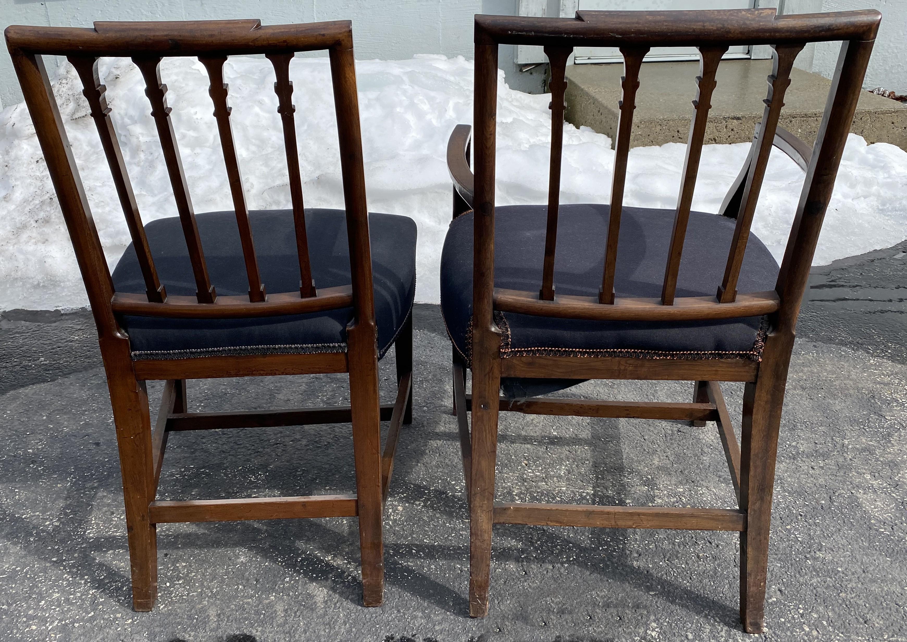 Sculpté à la main Ensemble de 11 chaises de salle à manger à dossier carré en acajou de style Feder en vente