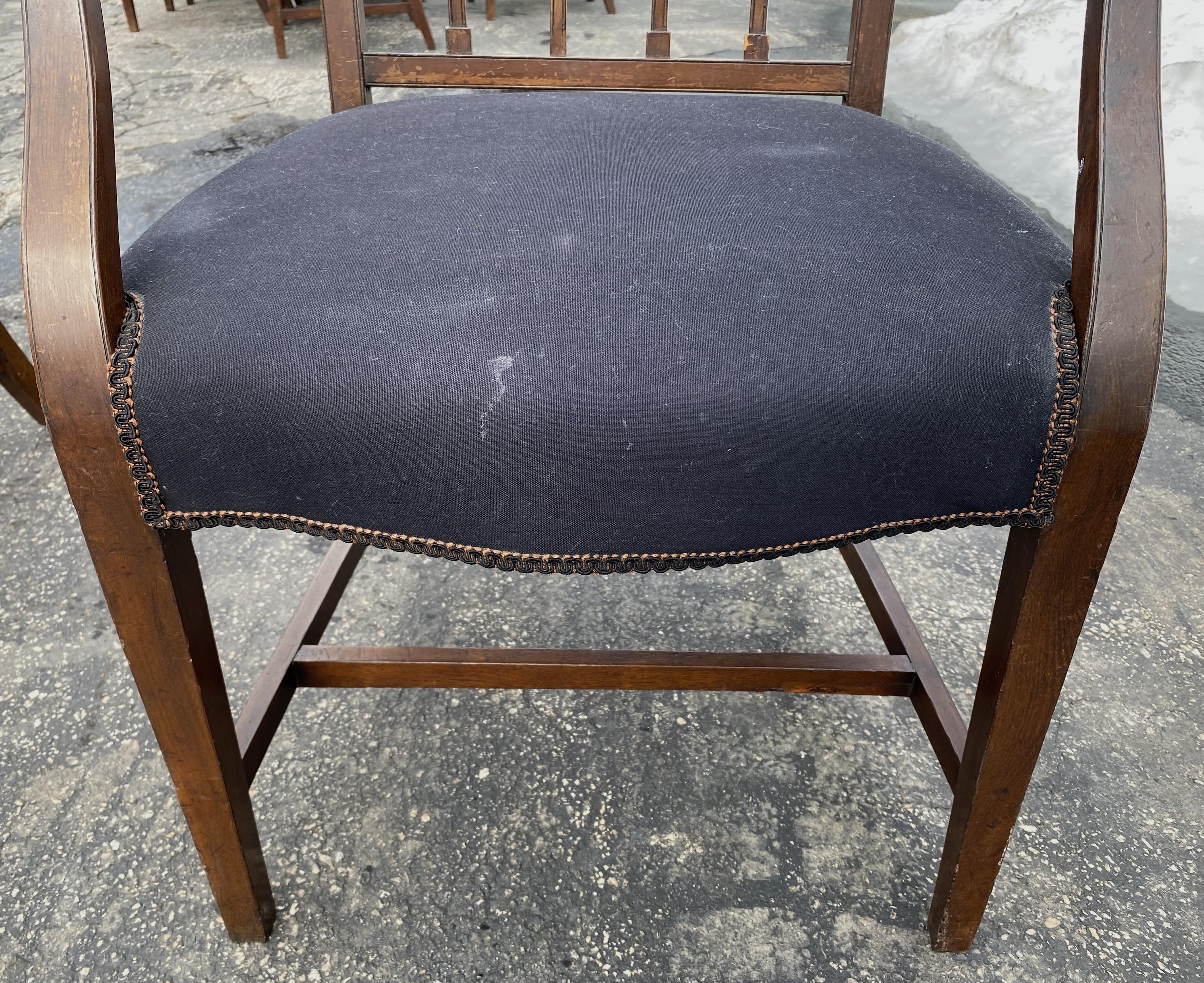 Tissu d'ameublement Ensemble de 11 chaises de salle à manger à dossier carré en acajou de style Feder en vente