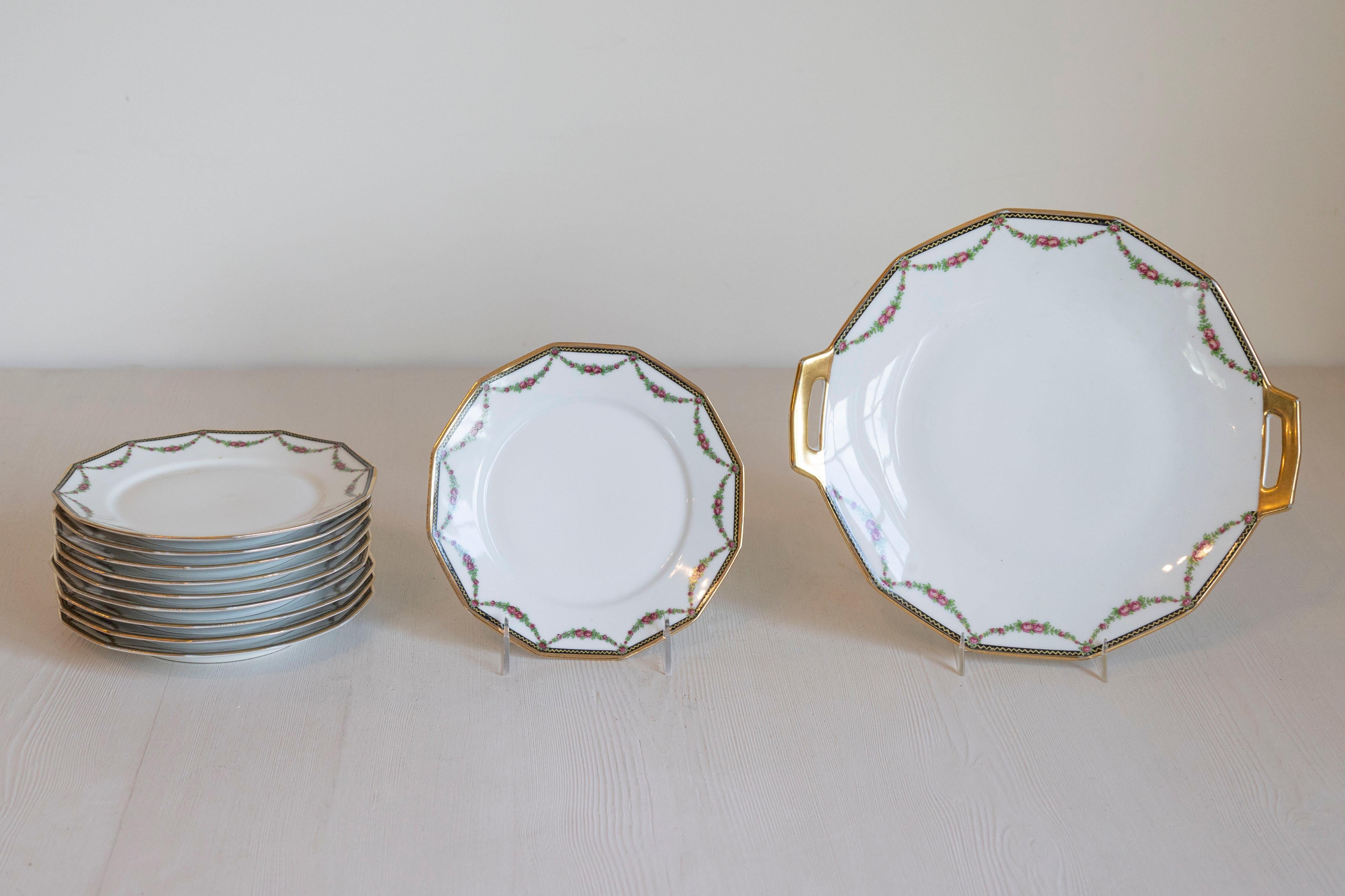 Conjunto de 11 platos y fuente de postre de porcelana francesa Marc Larchevêque UML Limoges del siglo XIX, con guirnaldas florales y adornos dorados. Creados en Francia durante el siglo XIX, cada uno de este juego de platos y fuente de porcelana