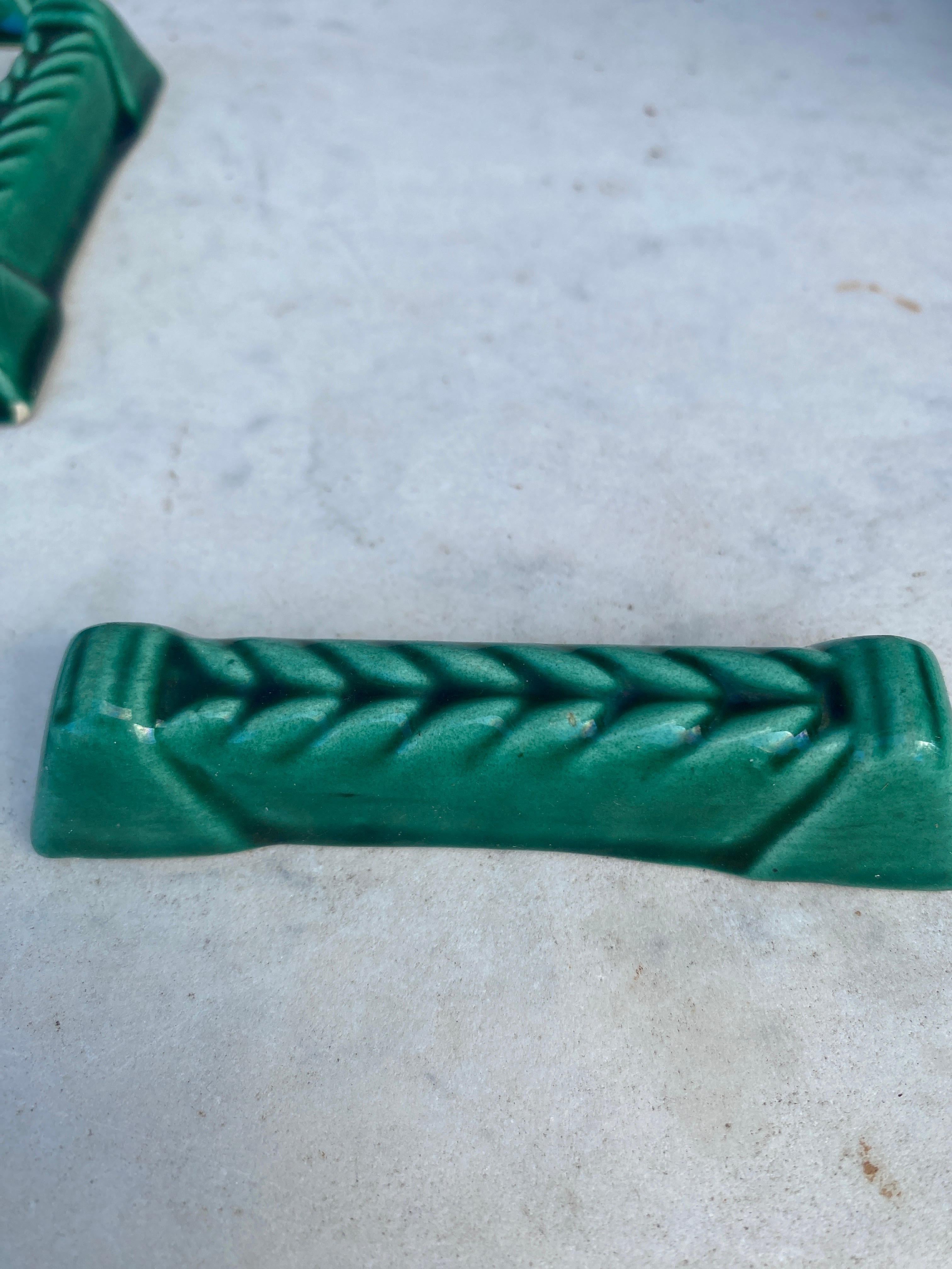 Mid-Century Modern Ensemble de 11 porte-couteaux en majolique verte Greene & Greene, vers 1950 en vente