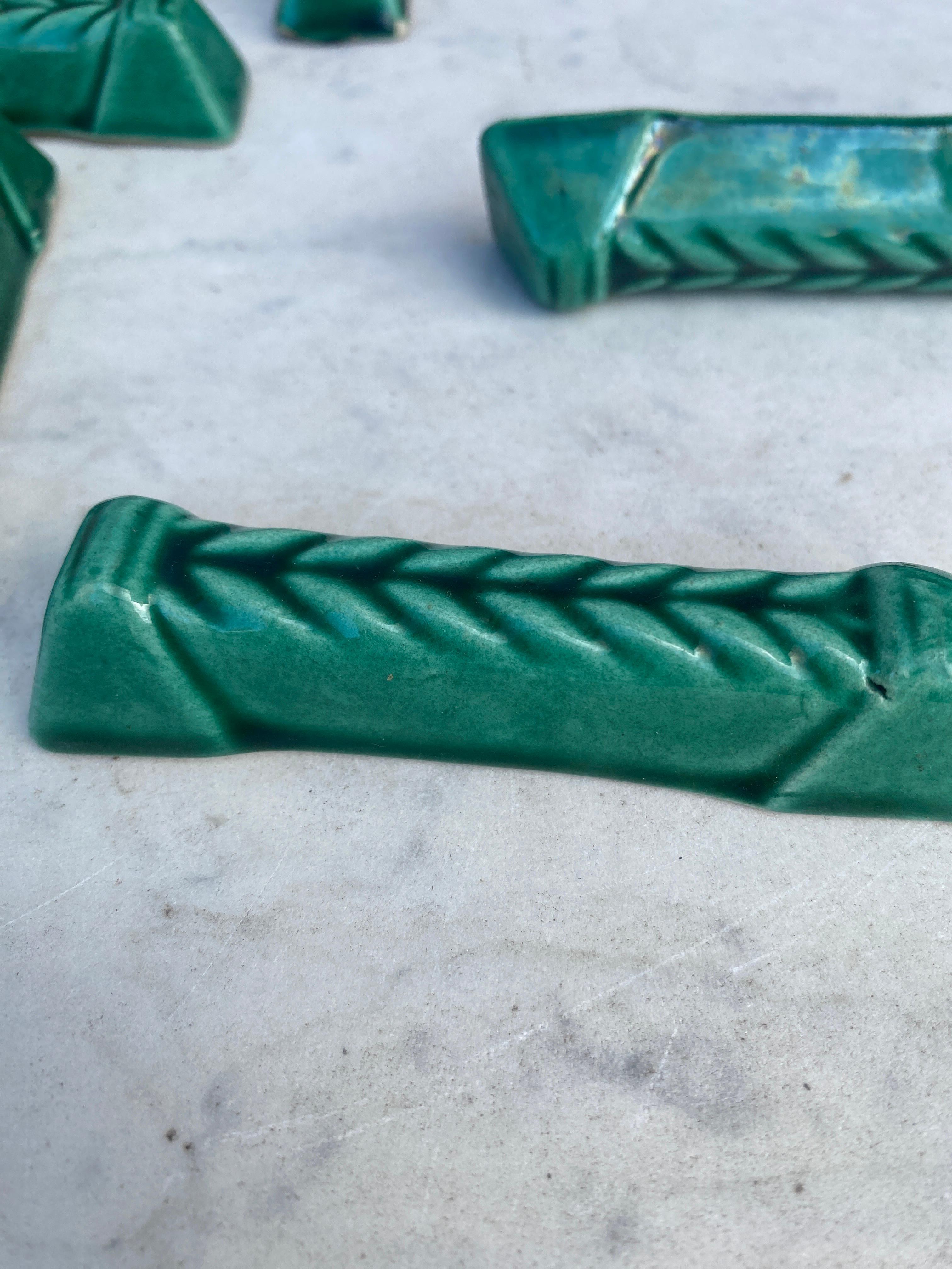 Français Ensemble de 11 porte-couteaux en majolique verte Greene & Greene, vers 1950 en vente