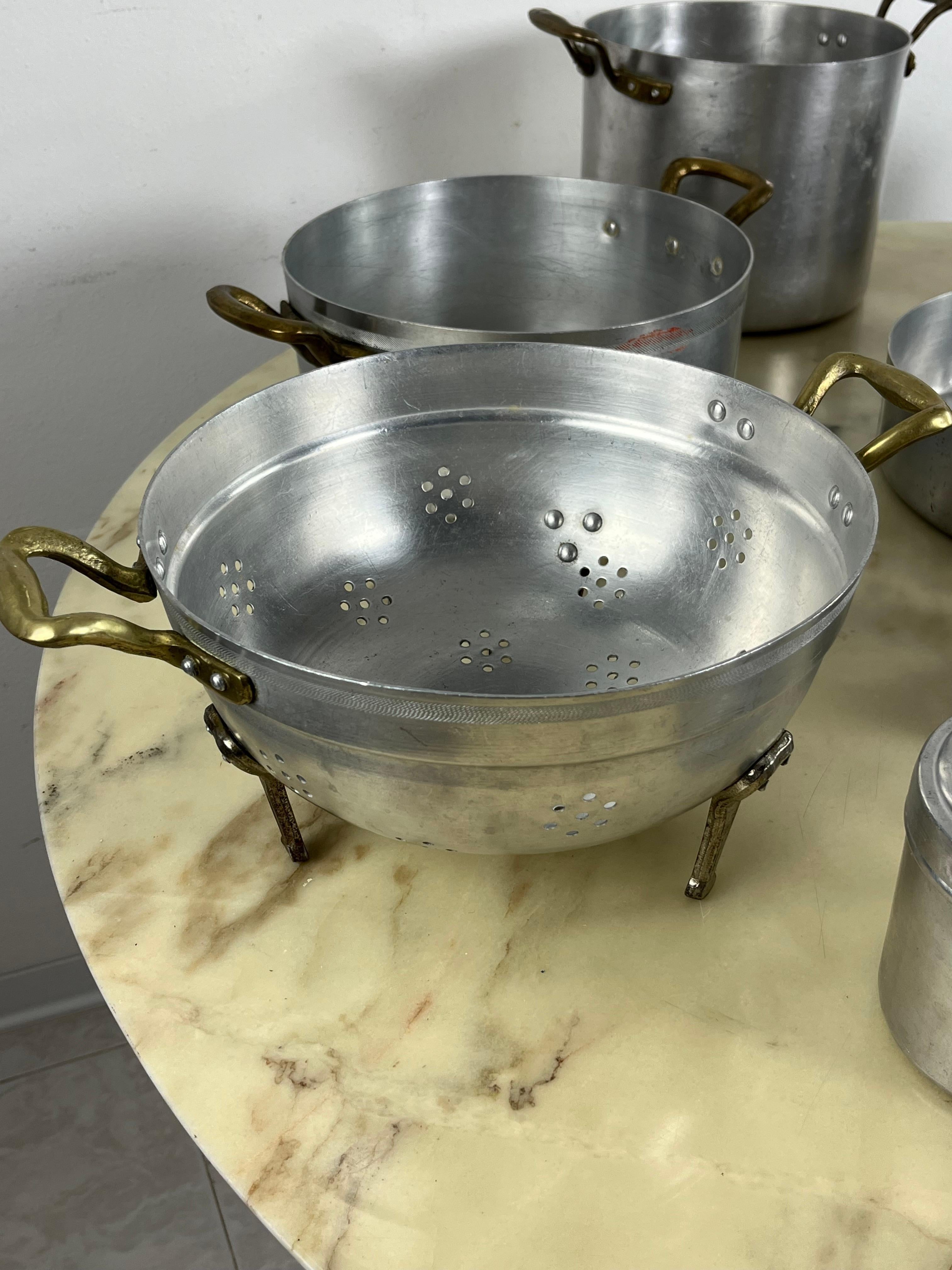 Ensemble de 11 ustensiles de cuisine en aluminium et cuivre du milieu du siècle dernier
Trouvé dans une ancienne maison de campagne de l'arrière-pays sicilien.
L'ensemble se compose d'une poêle d'un diamètre de 26 cm, de 3 casseroles (diamètre de 23