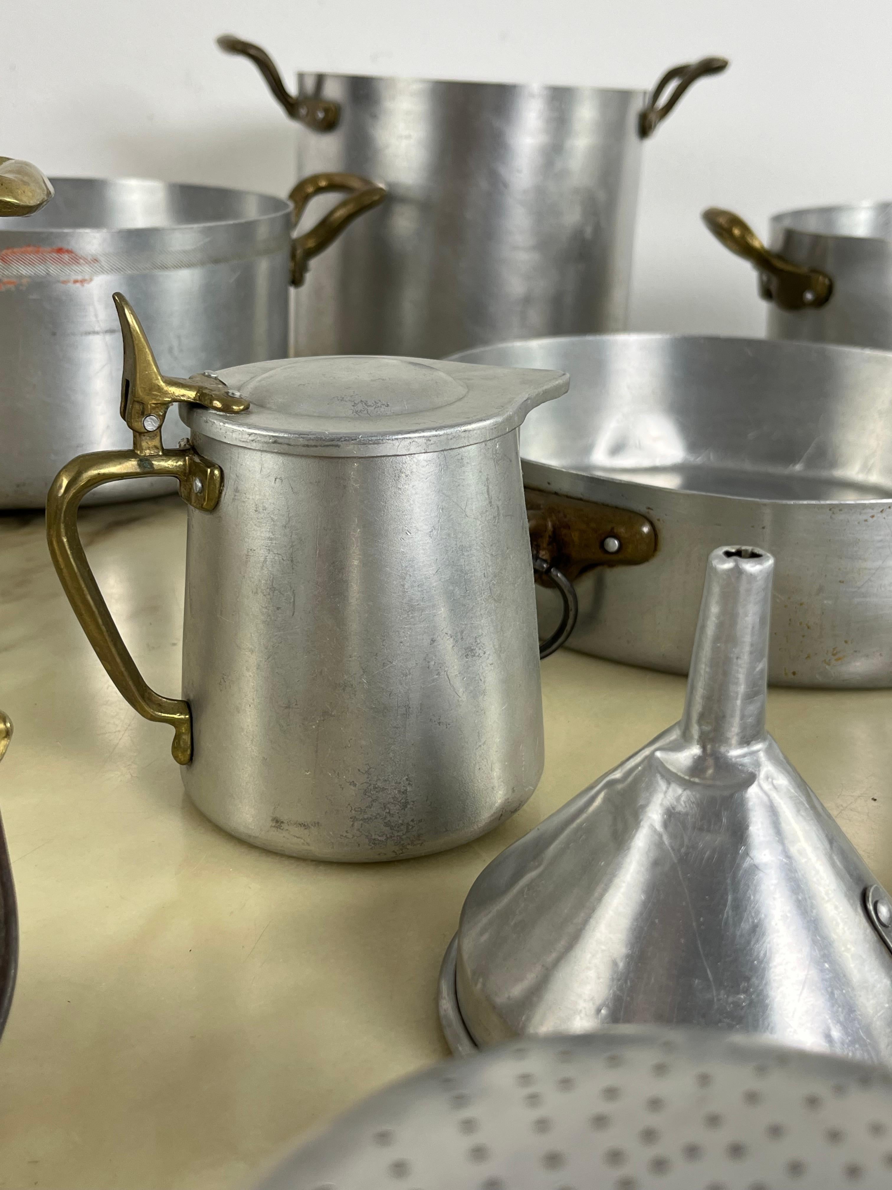 italien Ensemble de 11 vaisselle du milieu du siècle en aluminium et cuivre des années 1930 en vente