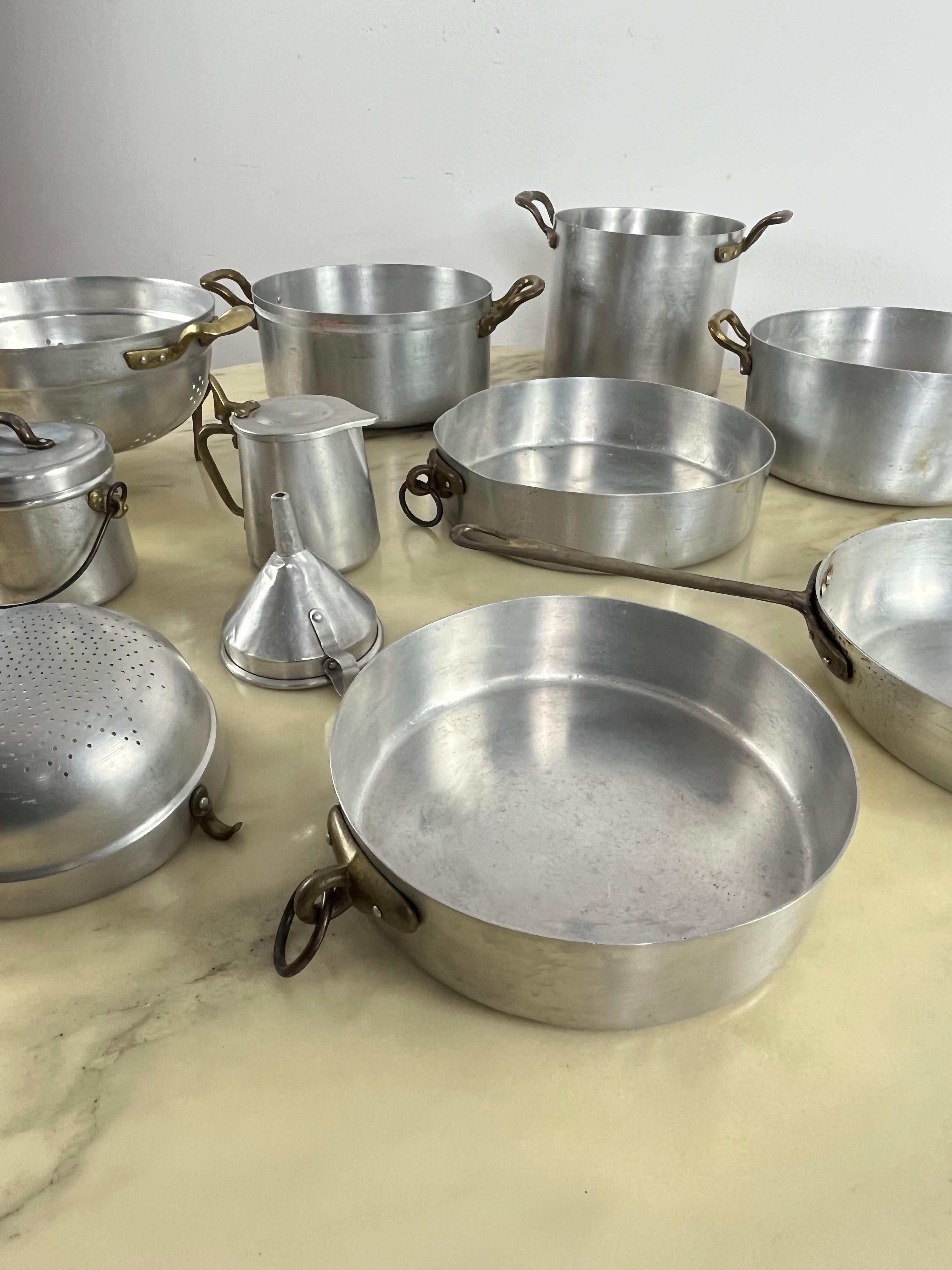 Aluminium Ensemble de 11 vaisselle du milieu du siècle en aluminium et cuivre des années 1930 en vente