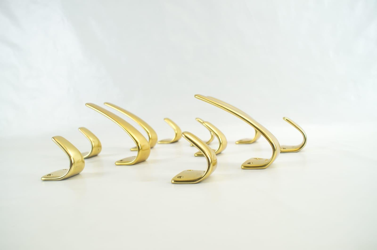 Two different sizes, beautifully curved. A great set consisting of eleven single hooks which can be set differently to conjure a wonderful installation on the wall.
Inspired by the work of Carl Hagenauer, Vienna. Brass, 1950s Made in Austria.
Two