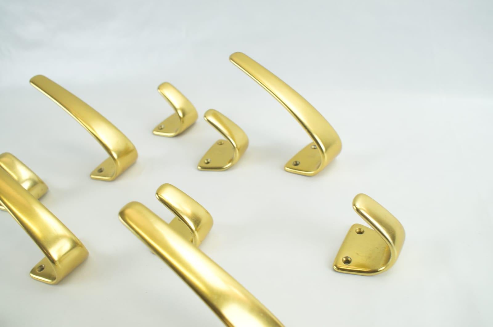 Set of 11 Midcentury Brass Wall Hooks Attributed to Carl Auböck, Austria, 1950s (Messing)