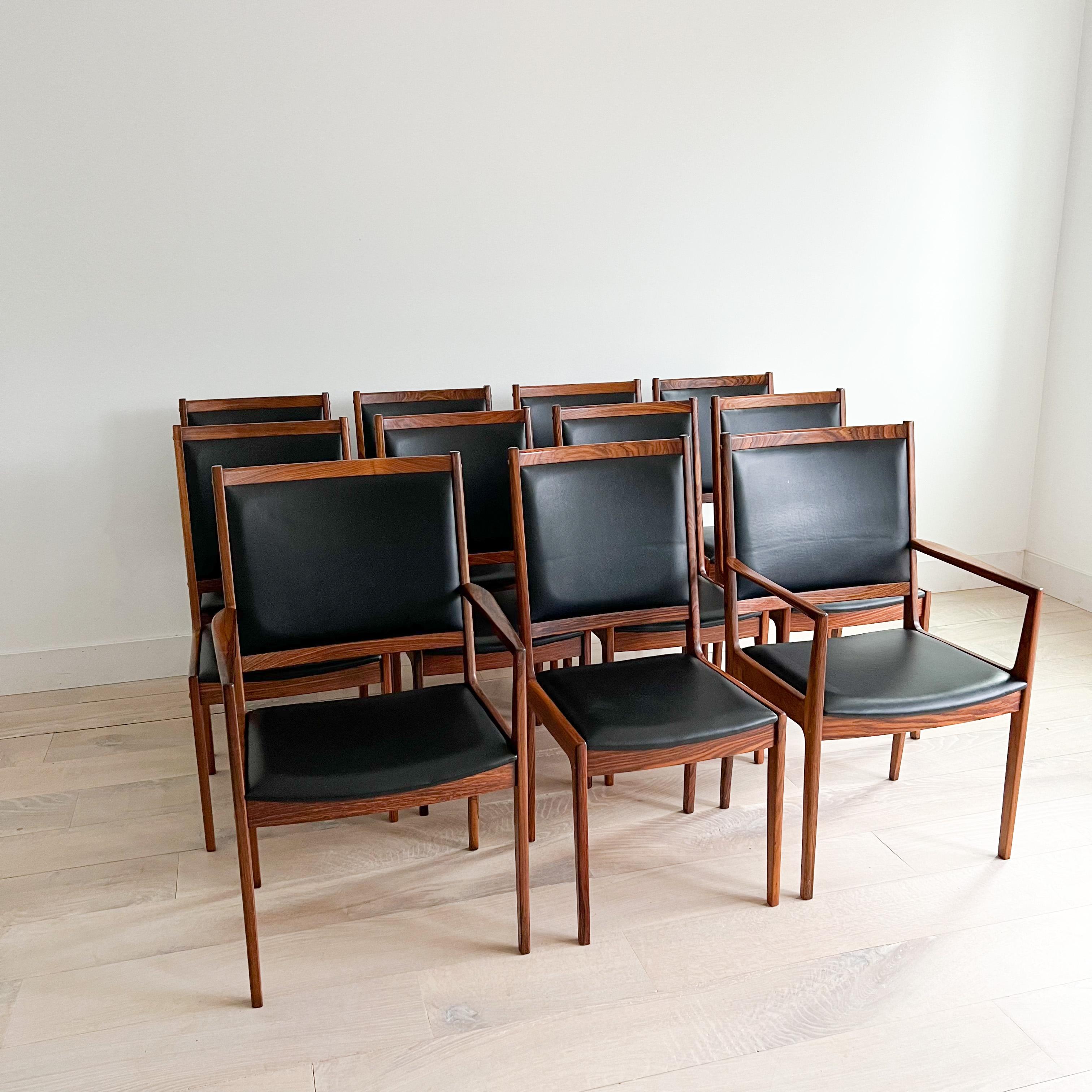 Mid-Century Modern Ensemble de 11 chaises de salle à manger en palissandre du milieu du siècle par Kofod Larsen