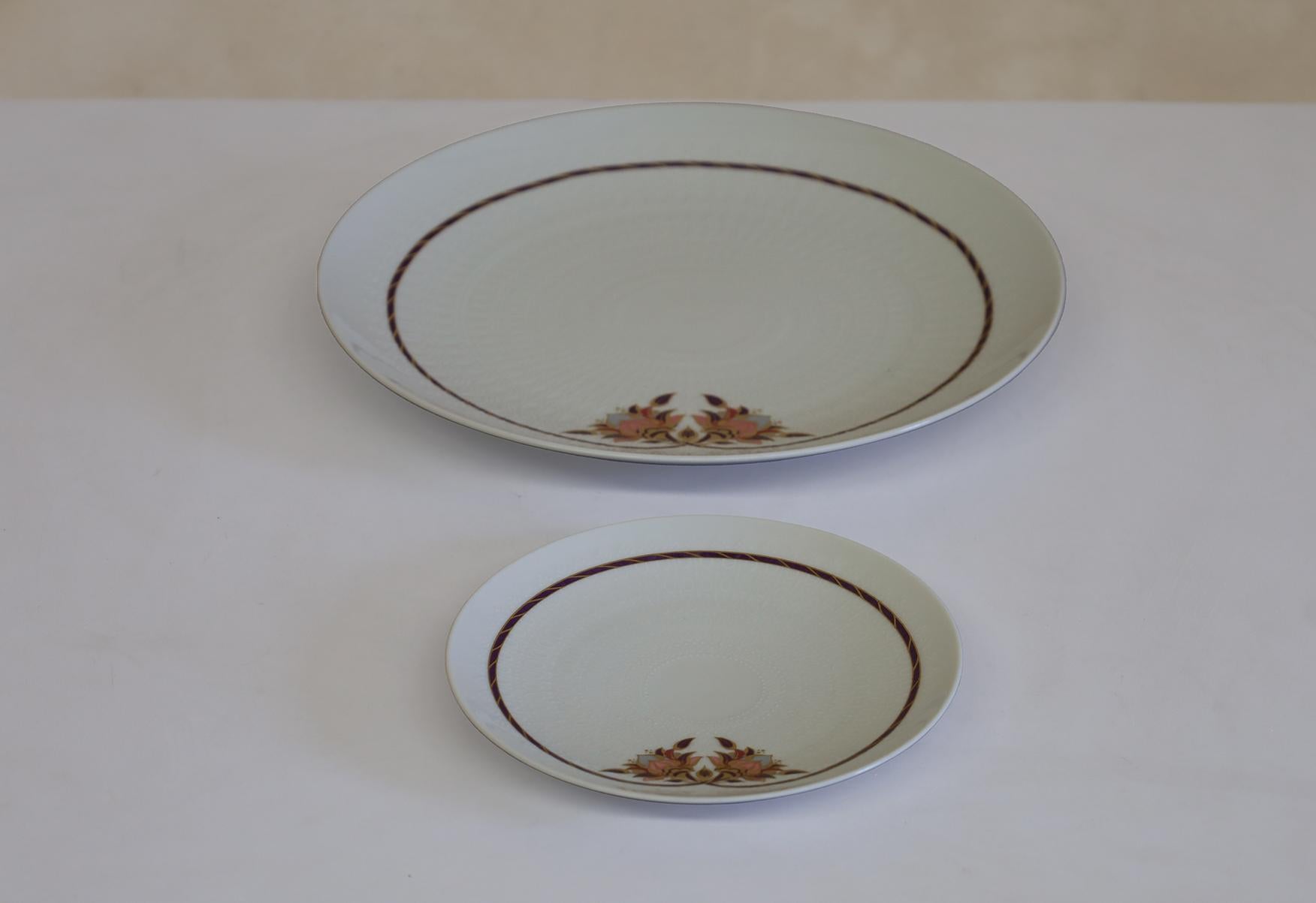 Ensemble de 11 assiettes à dessert en porcelaine Rosenthal Classic Rose.
Parfait état, jamais utilisé.
Très belles proportions et décoration. La texture est également très agréable, voir les photos.
