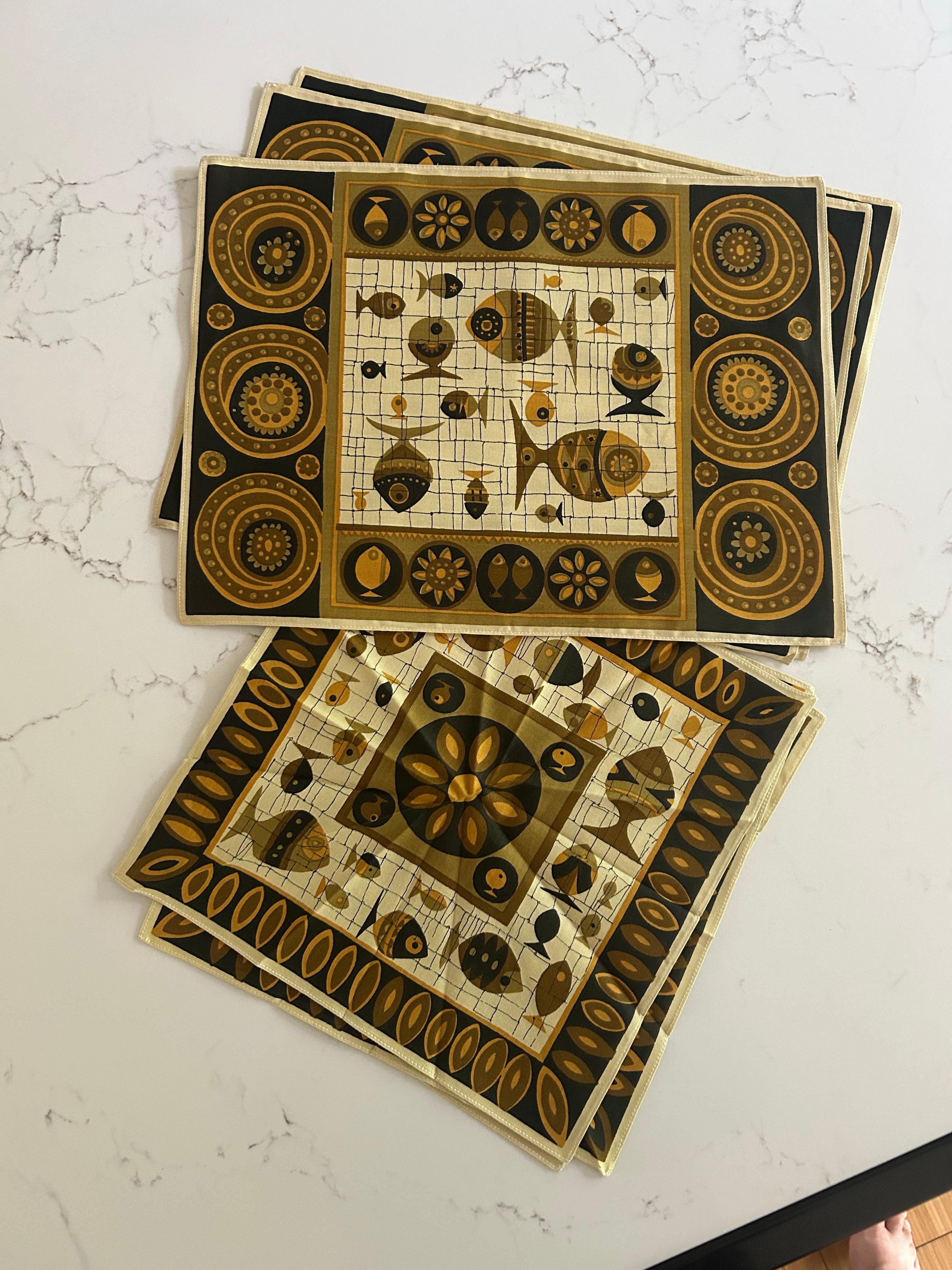 Originelles Vintage-Design.
Lustige Grafiken und Farbtöne mit subtiler Eleganz. 
Satz von elf.
Unbenutzter Zustand.
Die meisten noch in Plastikhüllen, außer drei.
Großartig für jede Gelegenheit, große oder kleine Abendessen und Partys... 
