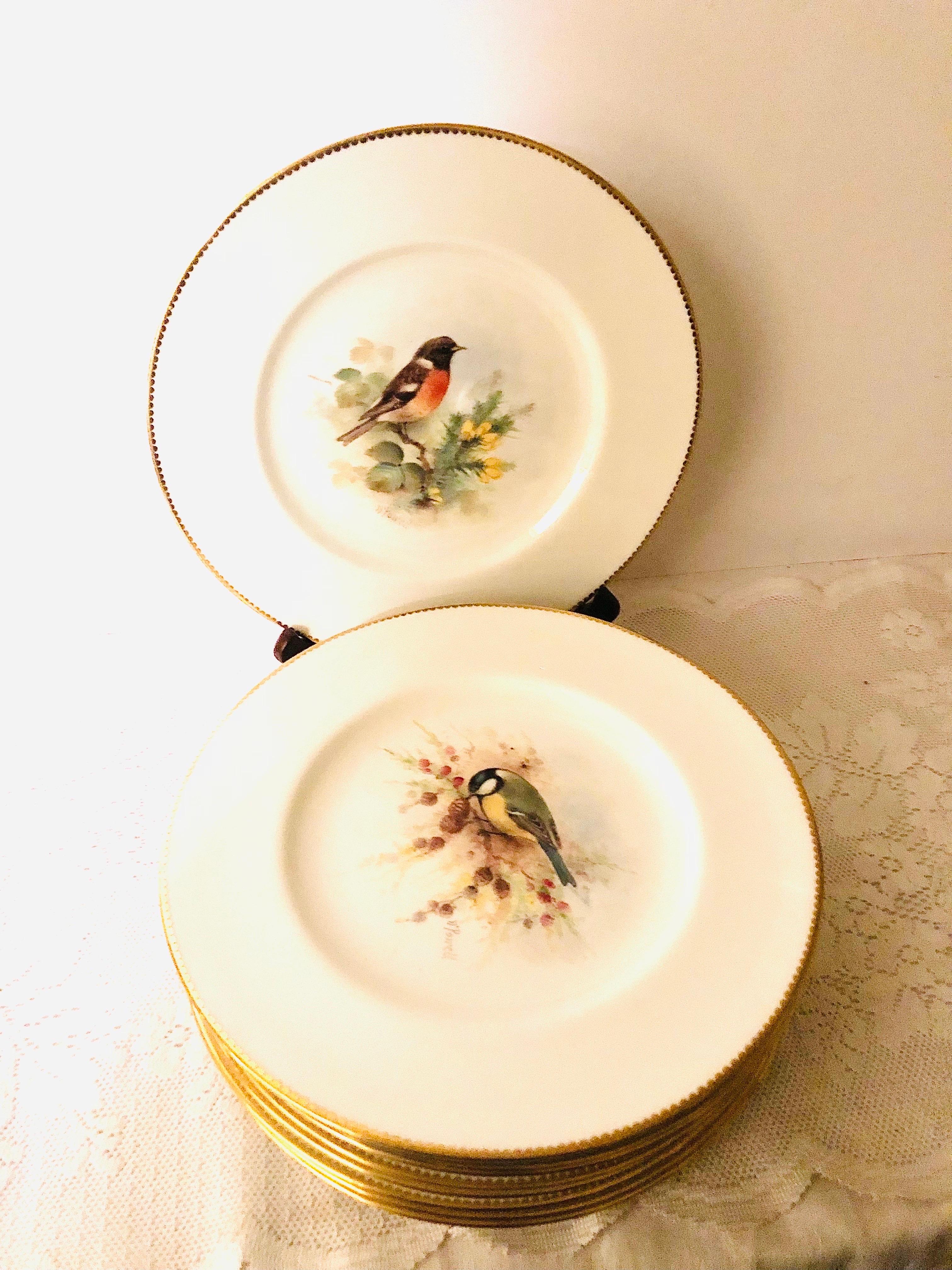 Je souhaite vous présenter ce fabuleux ensemble de onze assiettes à dîner Royal Worcester, chacune peinte de façon magistrale avec différents oiseaux dans leur habitat naturel. Chaque assiette porte le nom de l'oiseau peint sur le devant, inscrit au
