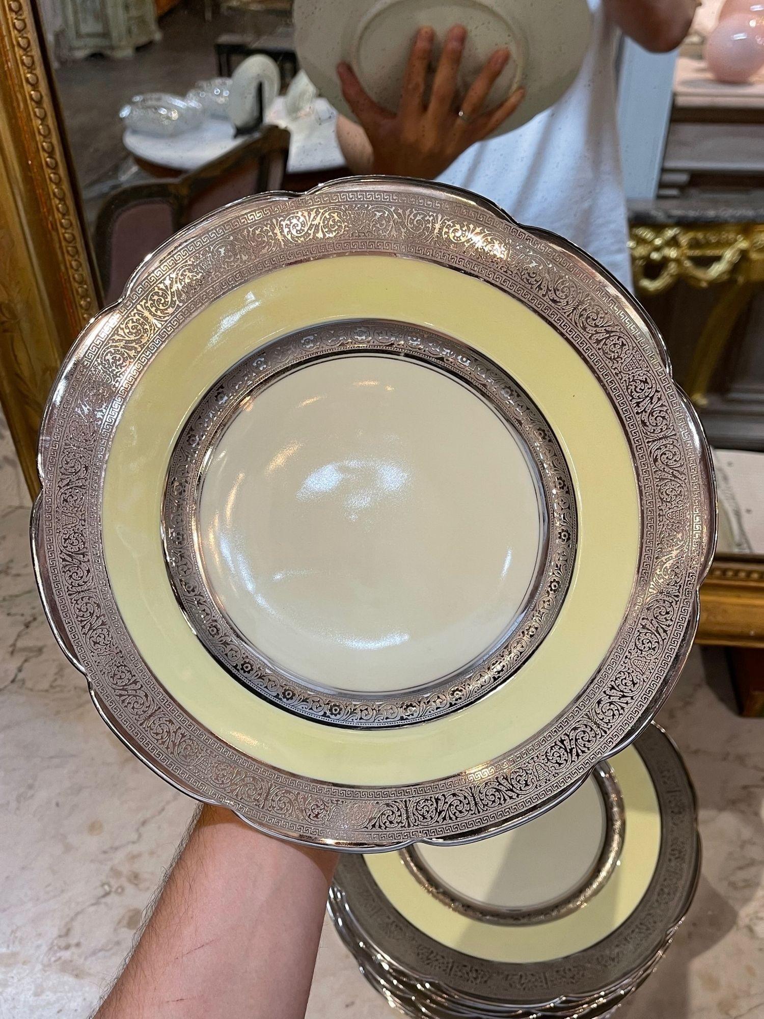 Ensemble de 11 assiettes à dîner en porcelaine bavaroise à recouvrement d'argent par Heinrich & Co. Circa 1920. Une belle addition à toute maison ! Vous êtes sûr de faire une déclaration !