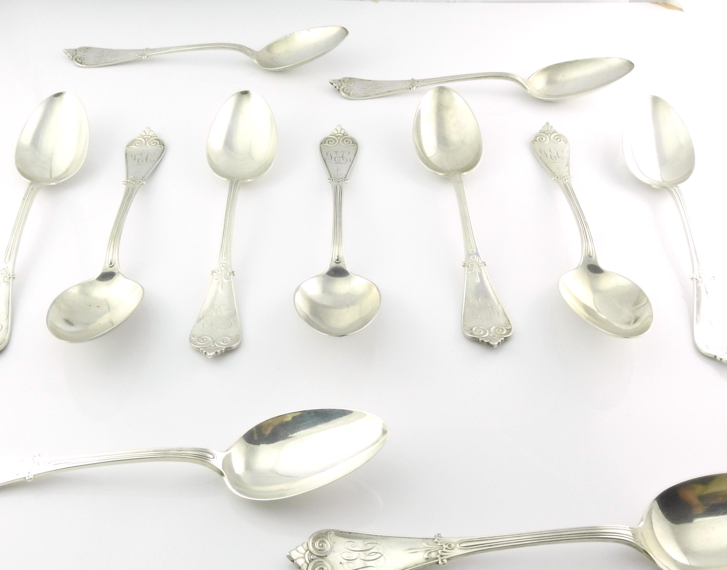 Satz von 11 Tiffany & Co. massiven Sterlingsilber Esslöffeln im Beekman-Muster.

Gezeichnet: TIFFANY & CO STERLING PAT 1896

Das Monogramm scheint JEC zu sein

Jeder Löffel misst 8 1/2