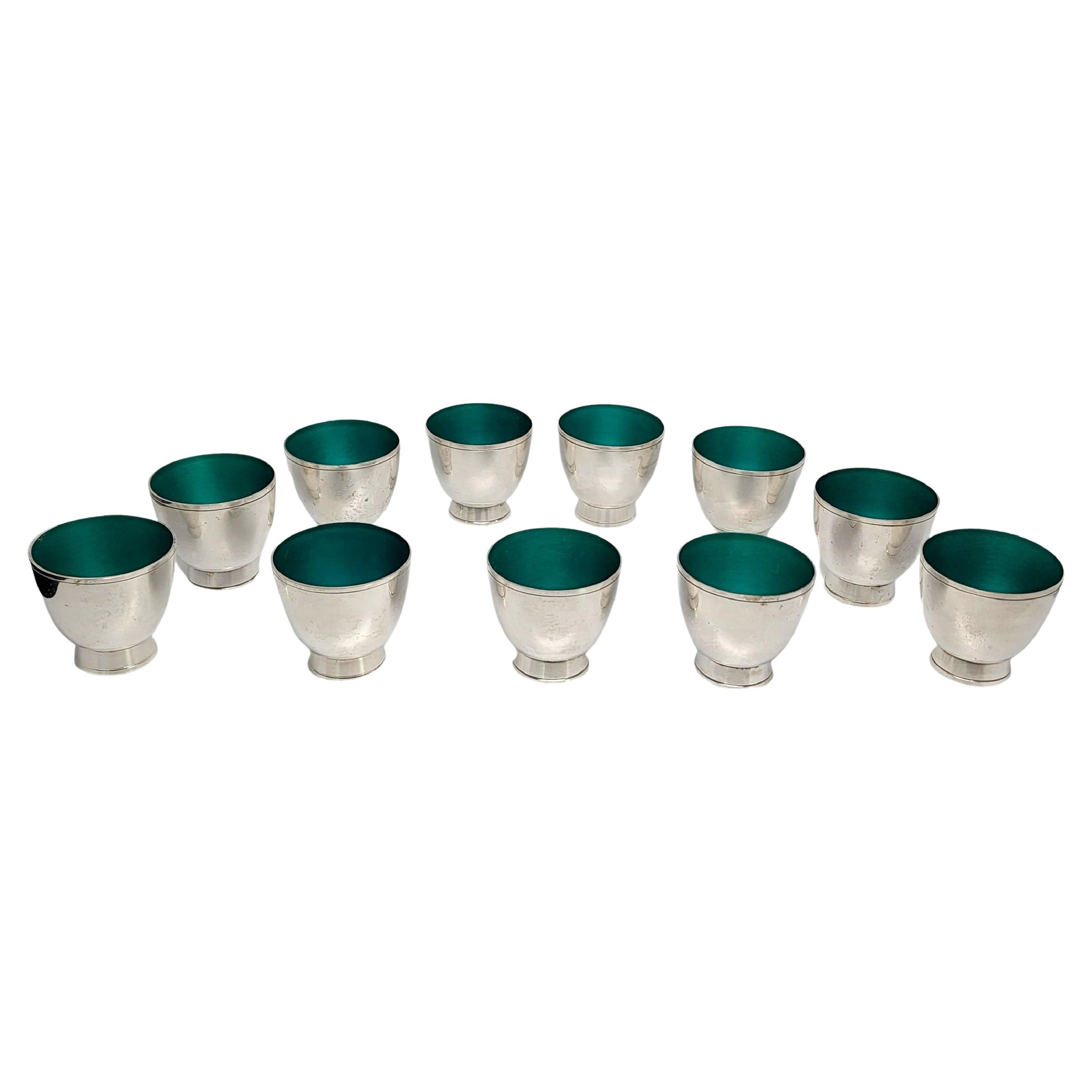 Ensemble de 11 tasses à punch en argent sterling et émail vert en vente