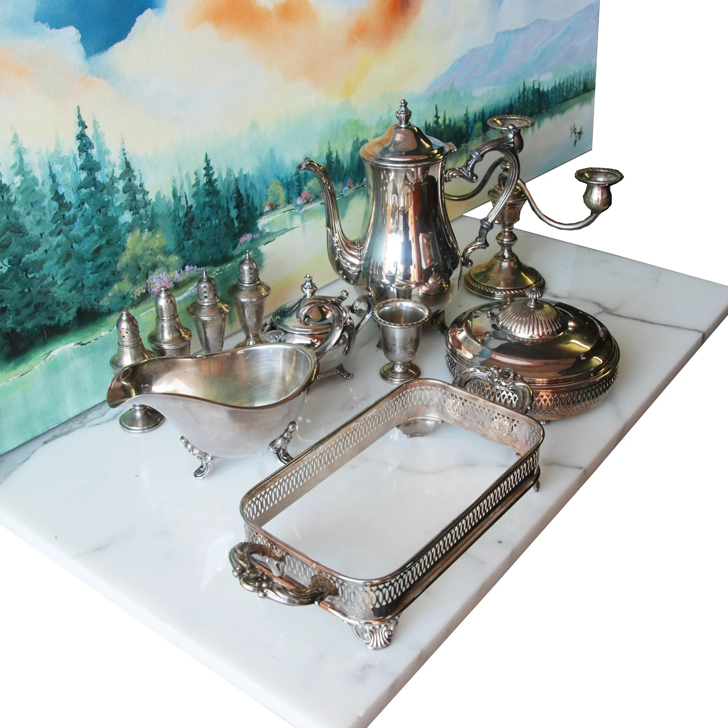 Si tratta di un set di 11 diversi pezzi da portata in argento sterling. Ci sono 2 set di saliere e pepiere, una salsiera, una teiera, una zuccheriera, un candelabro e altri 3 pezzi.