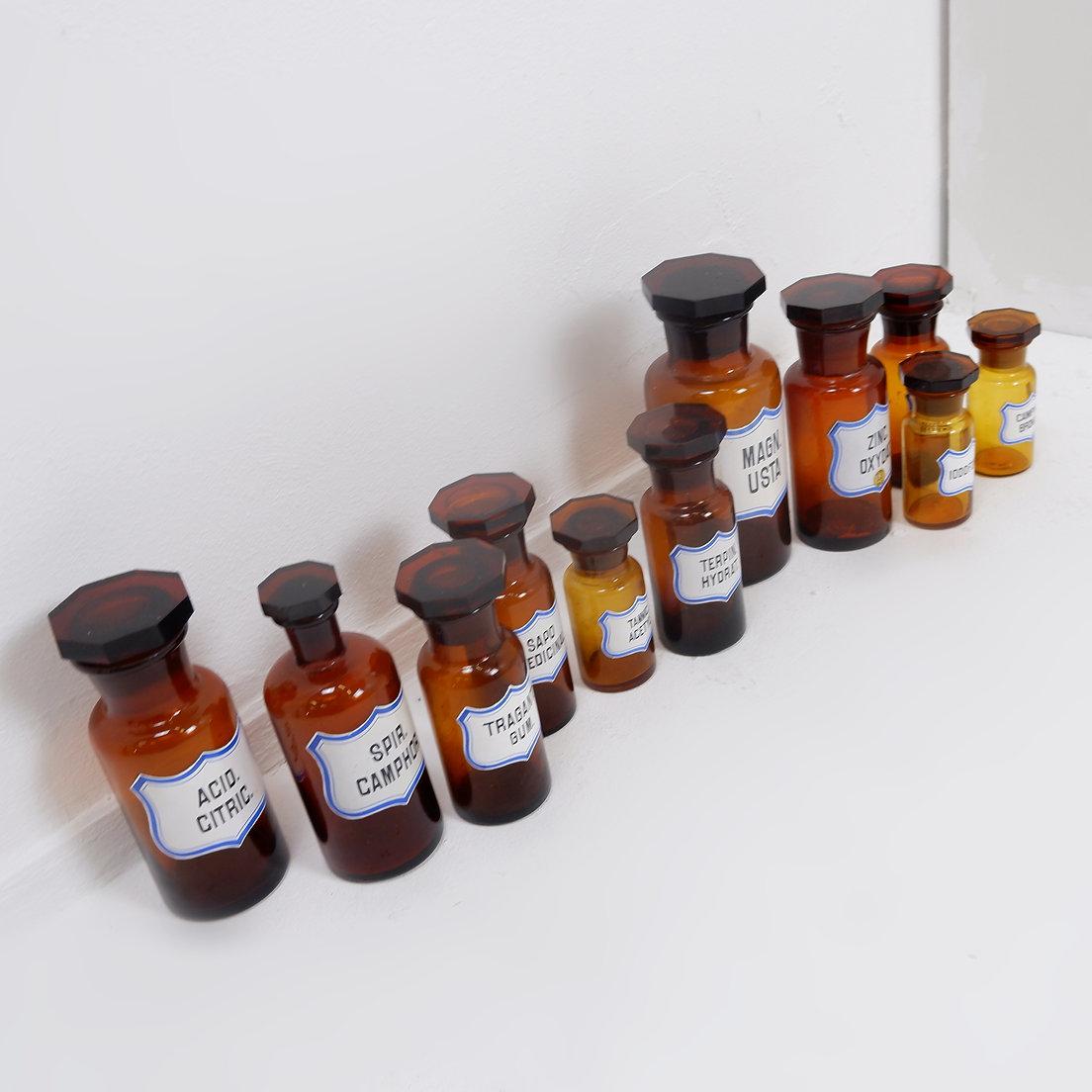 Lote de 11 frascos de farmacia vintage de vidrio ámbar colección en venta 5