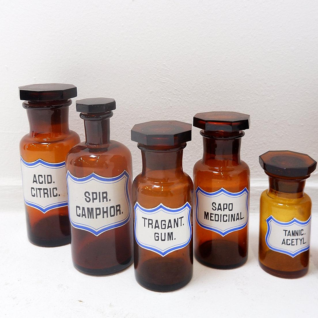 Lote de 11 frascos de farmacia vintage de vidrio ámbar colección
Mueble de curiosidades -Muestrario de ciencias - Botica
Medidas : Botella grande H:23cm - Botella pequeña H:12,5cm 
Desgaste propio de la edad y el uso
 