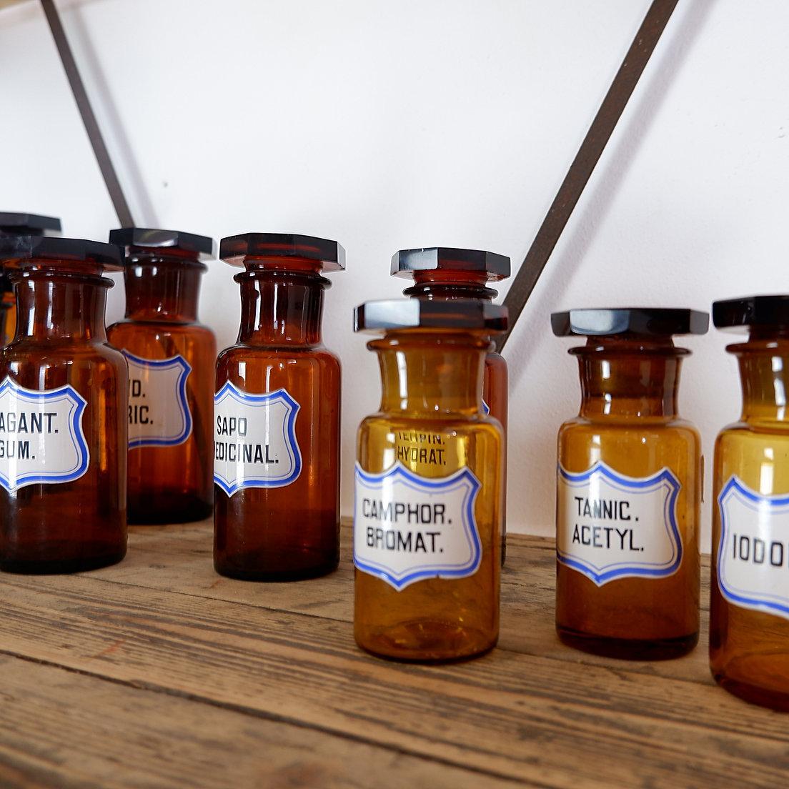 Lote de 11 frascos de farmacia vintage de vidrio ámbar colección en Bueno estado para la venta en Linkebeek, BE