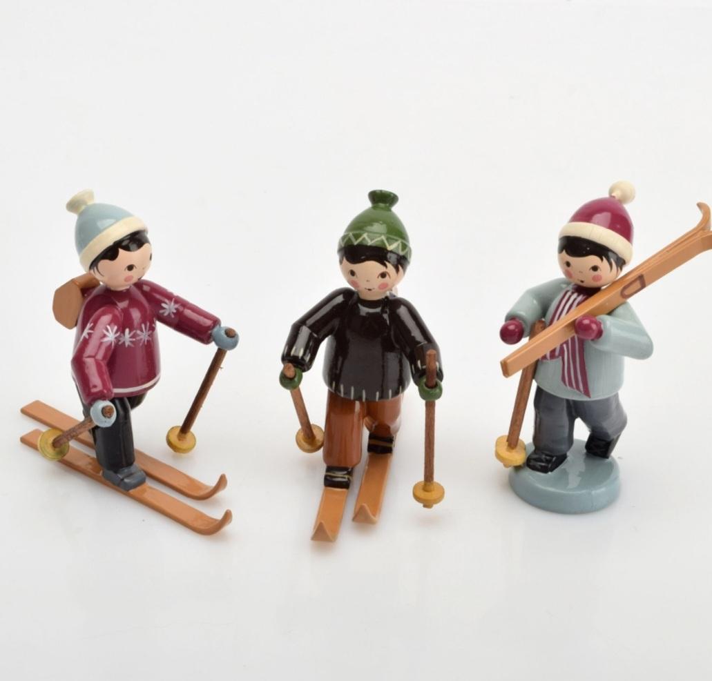 Lot de 11 skieurs en bois vintage  et des figures hivernales de l'Erzgebirge. La région d'Erzgebirge, anciennement Allemagne de l'Est, est célèbre pour ce type particulier de décorations de Noël faites à la main, qui sont le fruit d'un travail de