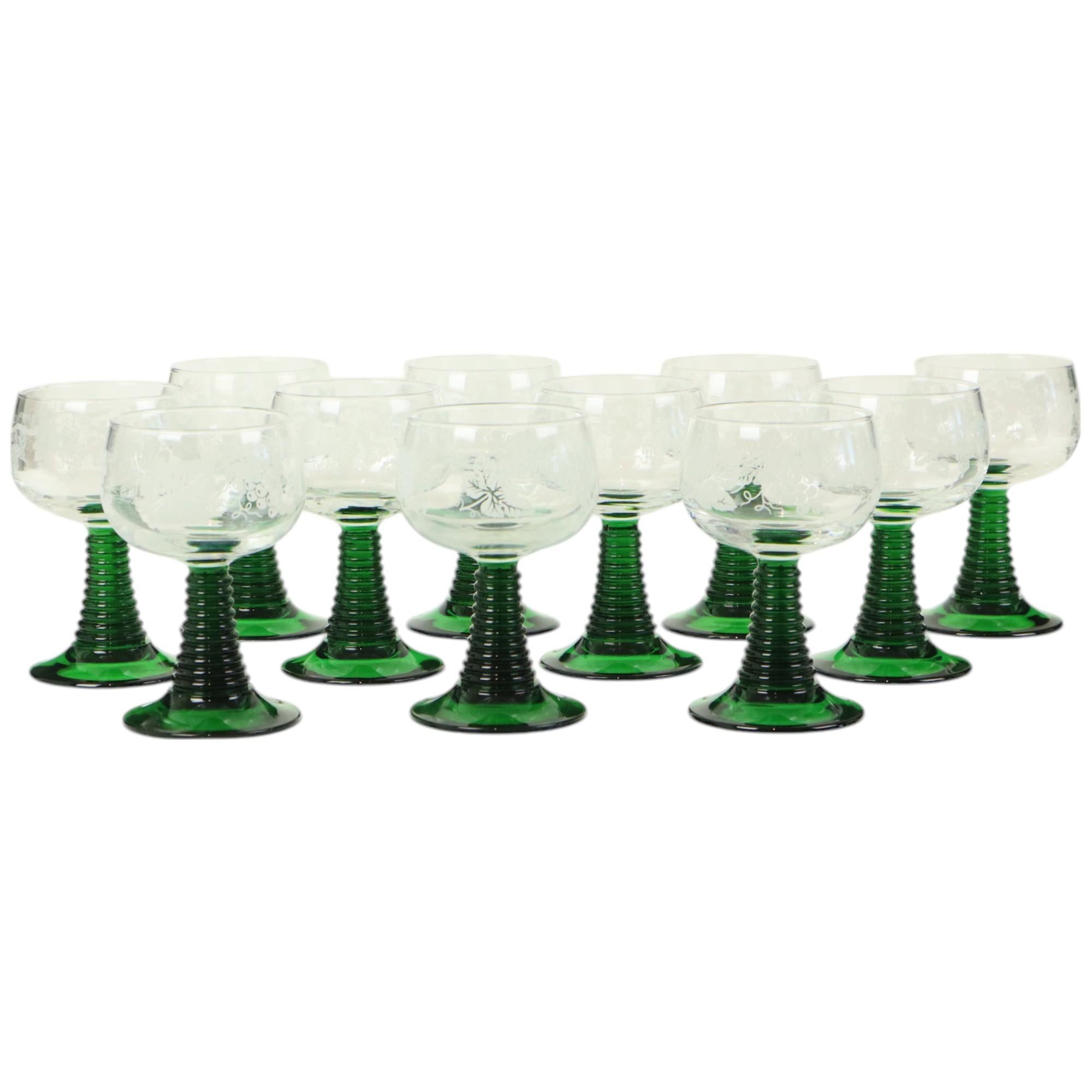 Set di 6 bicchieri da vino Luminarc Roemer, grandi bicchieri con piede a coste verdi e decorazione a vite incisa, hanno una capacità di poco più di 200 ml, marchiati Francia sul fondo, anni '70. Non sono tutti e 11 identici, 3 bicchieri hanno un